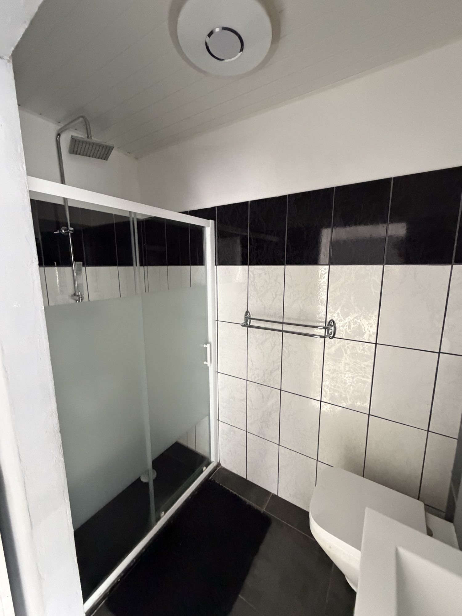 Photo 4 — CABINET A&G