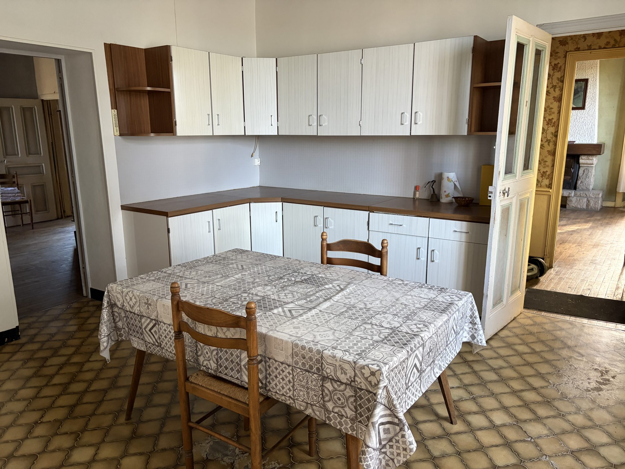 Photo 3 — CABINET A&G