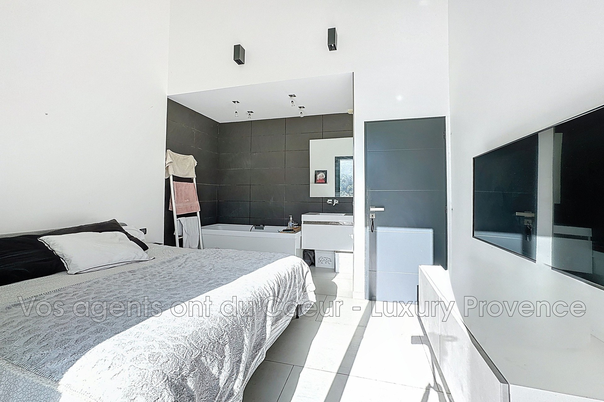 Photo 14 — LUXURY PROVENCE