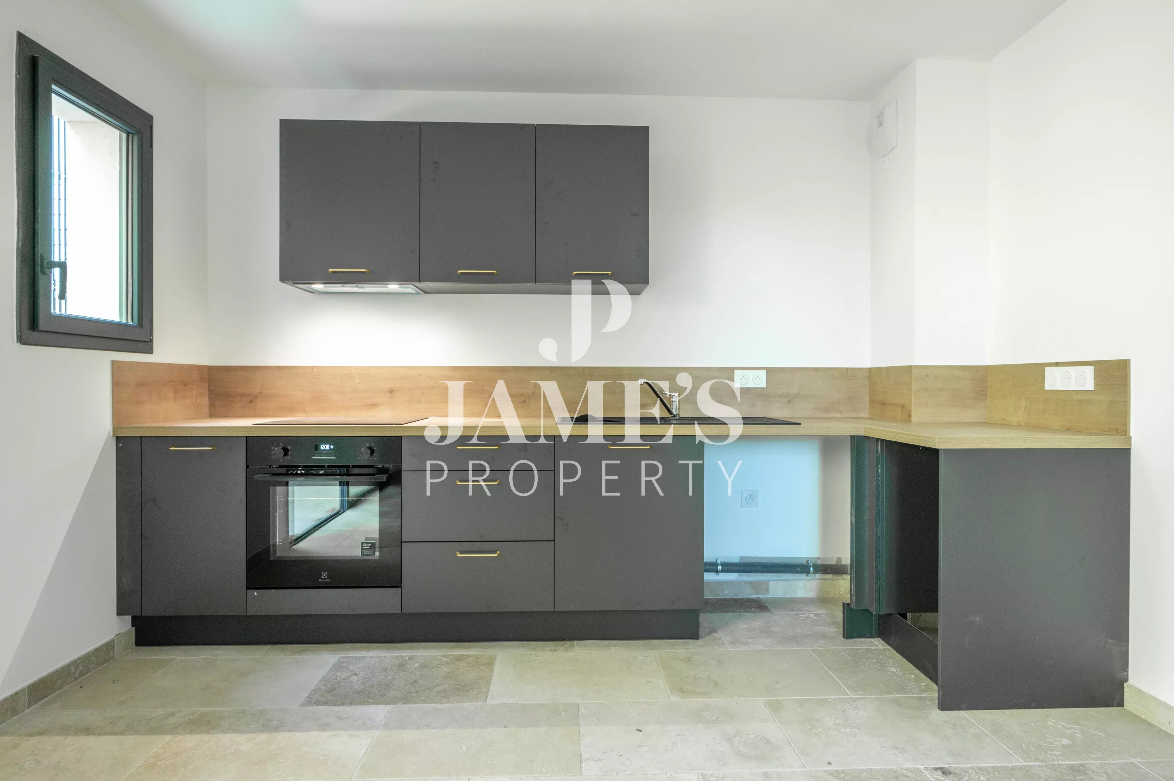 Photo 3 — JAME'S PROPERTY
