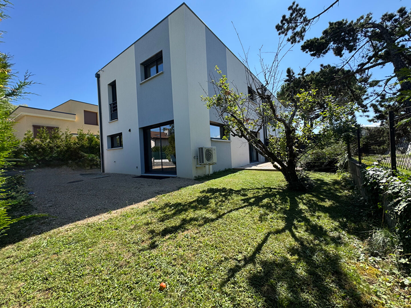 Photo 2 — LEMAN SUISSE IMMO