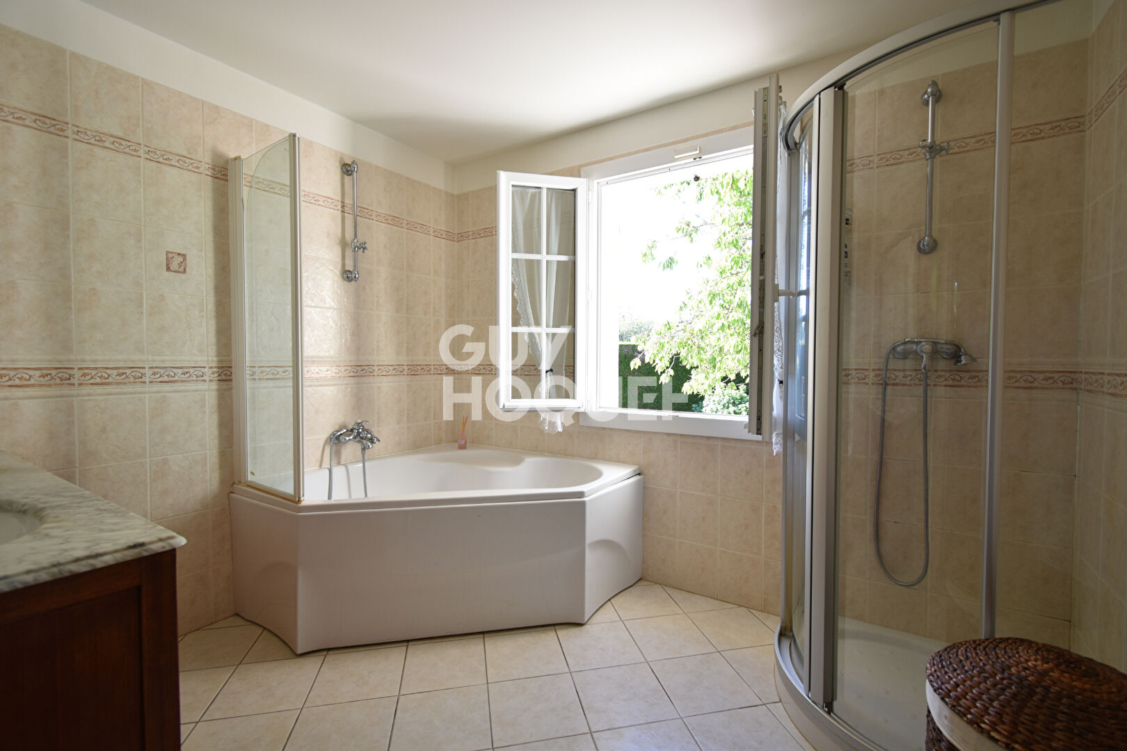 Photo 14 — GUY HOQUET GRETZ