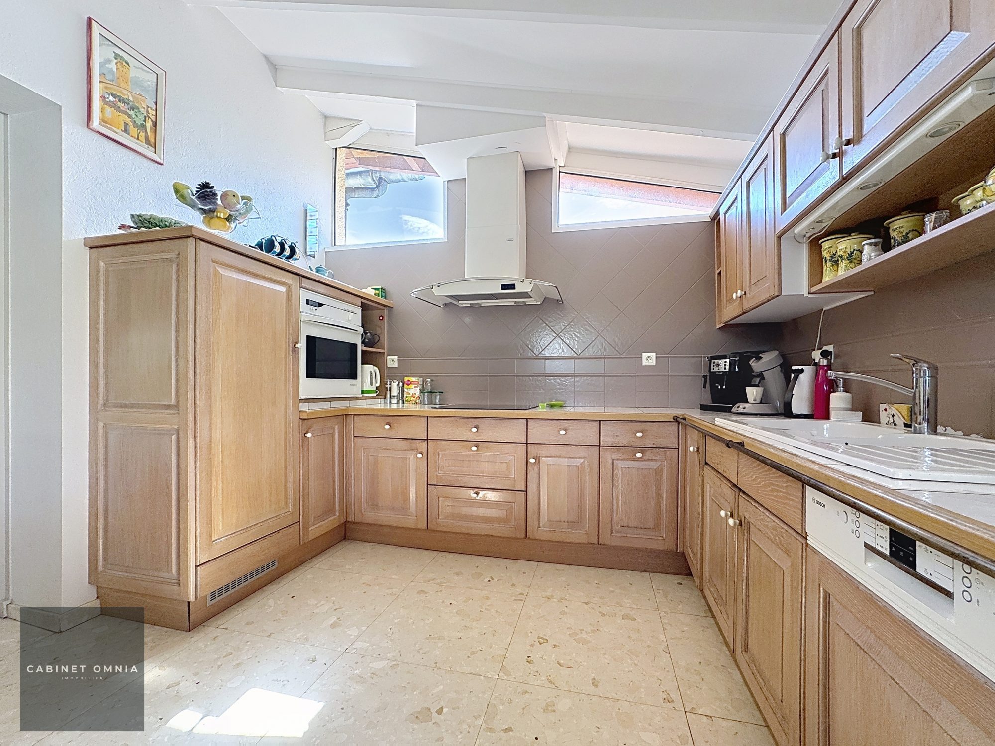 Photo 4 — Cabinet OMNIA