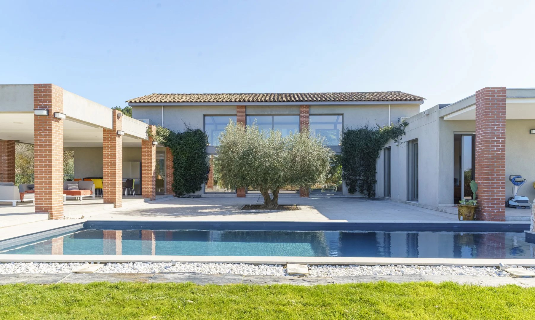 Photo 2 — PRIOR LUXURY HOUSE