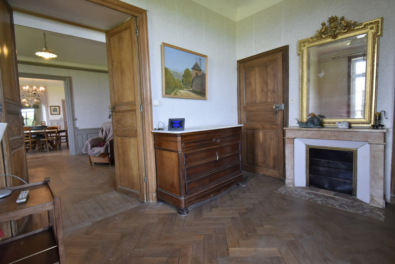 Photo 6 — Cabinet Ray