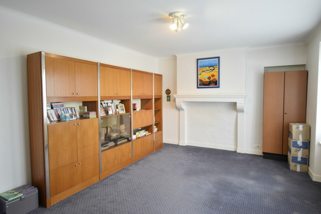 Photo 5 — Cabinet Ray