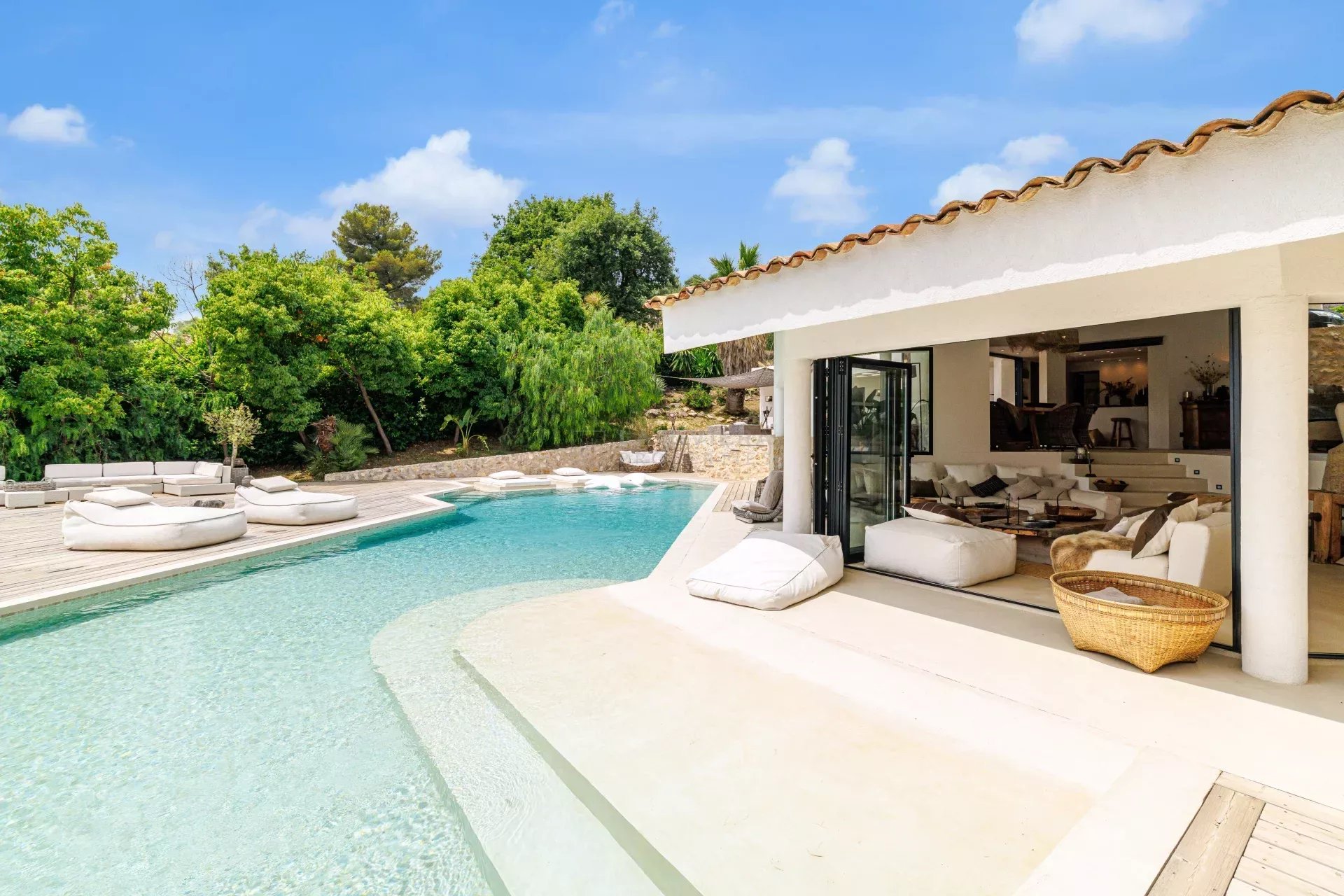 Photo 14 — LA RIVIERA PROPERTIES