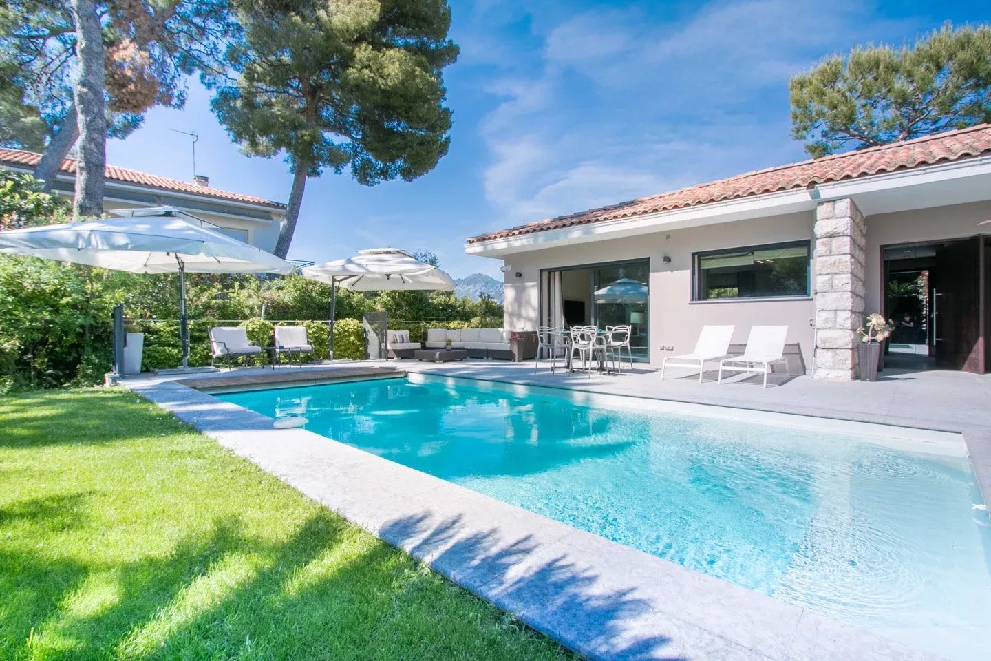 Photo 2 — LA RIVIERA PROPERTIES
