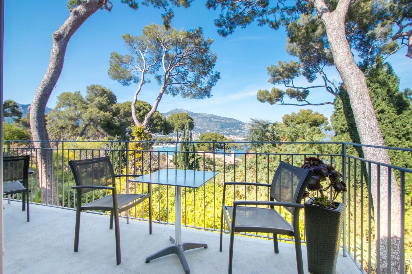 Photo 15 — LA RIVIERA PROPERTIES