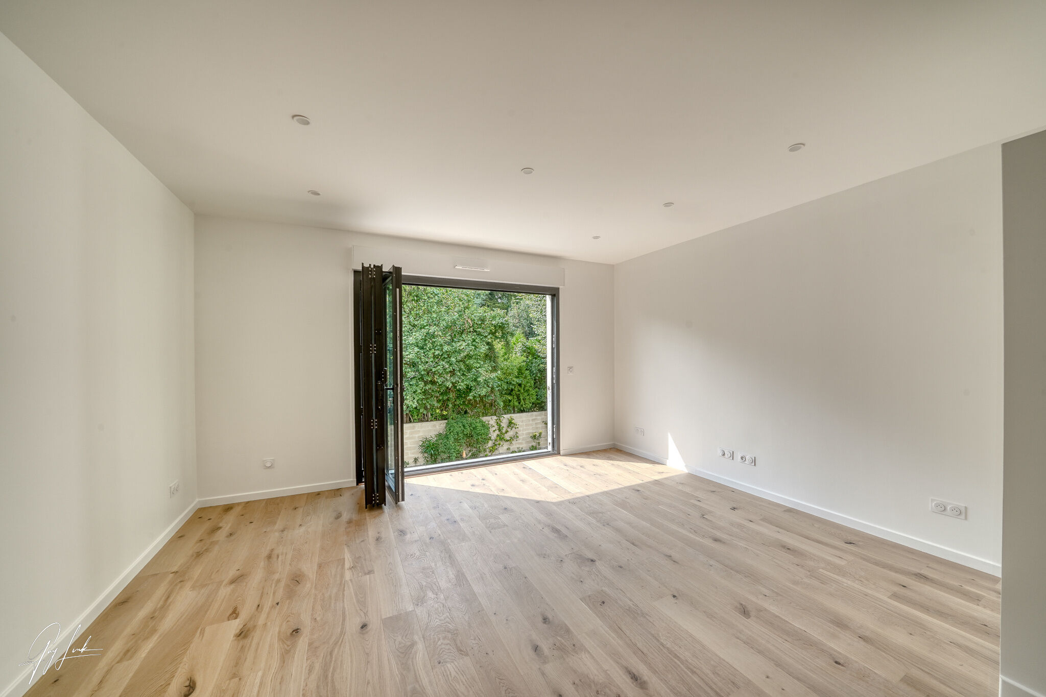 Photo 3 — VENDÔME EXCLUSIVE PROPERTIES