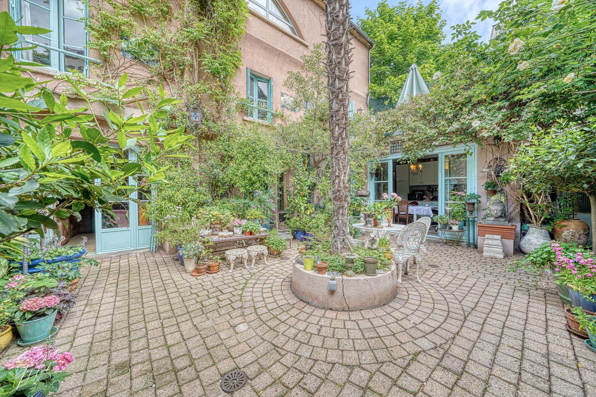 Photo 3 — VENDÔME EXCLUSIVE PROPERTIES