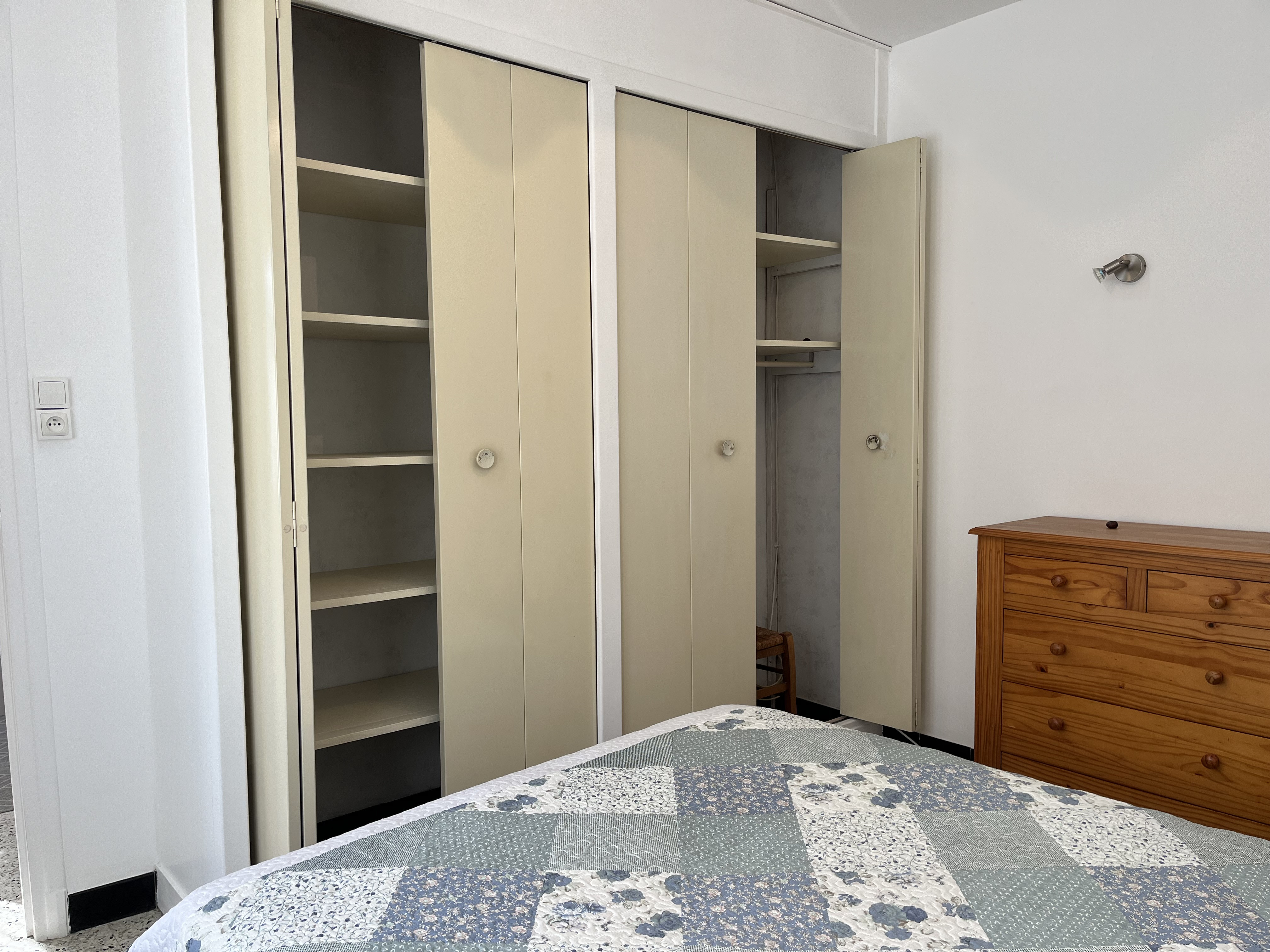 Photo 7 — Cabinet Somont