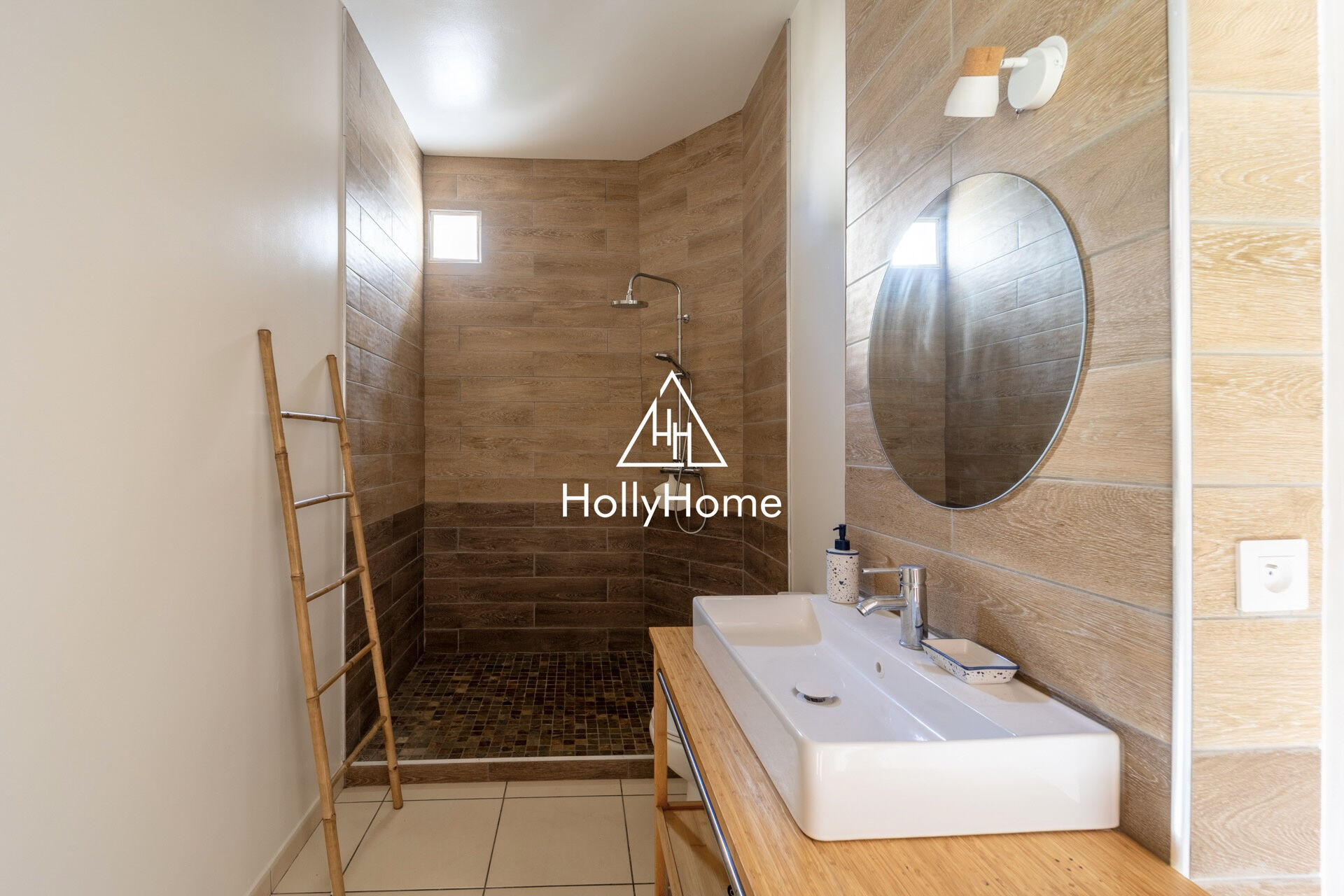 Photo 15 — HOLLYHOME