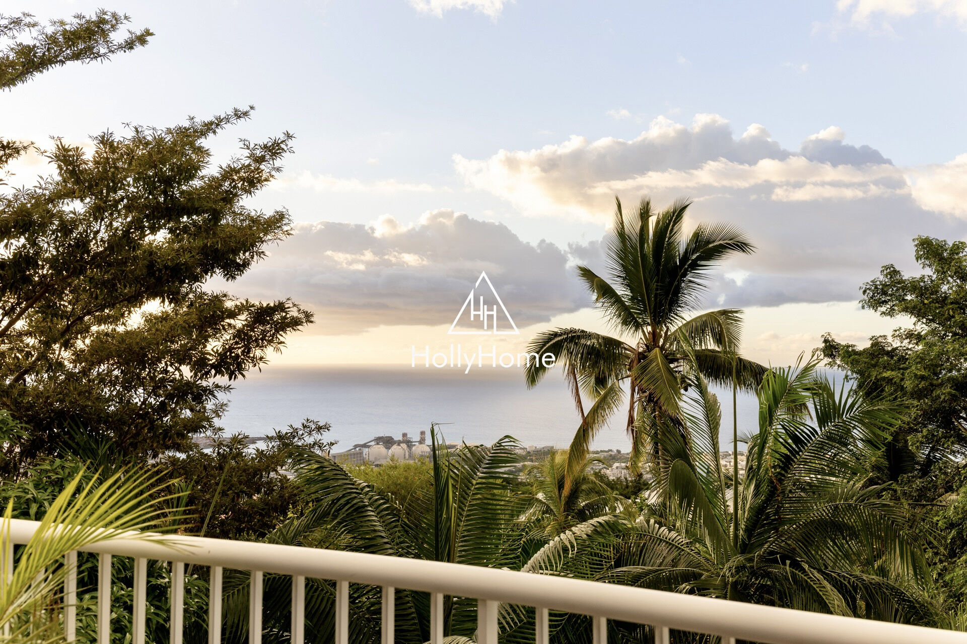 Photo 2 — HOLLYHOME
