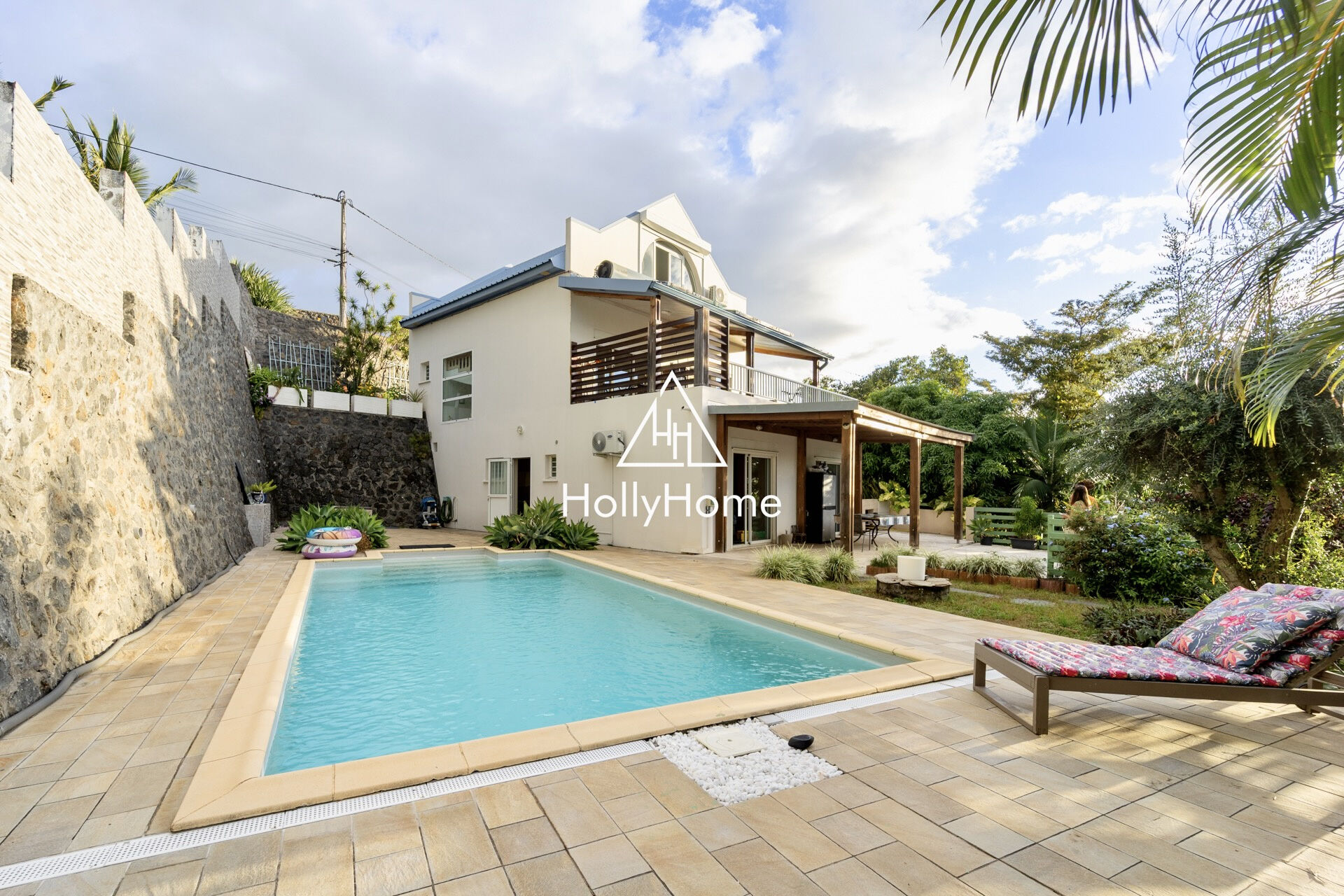 Photo 4 — HOLLYHOME