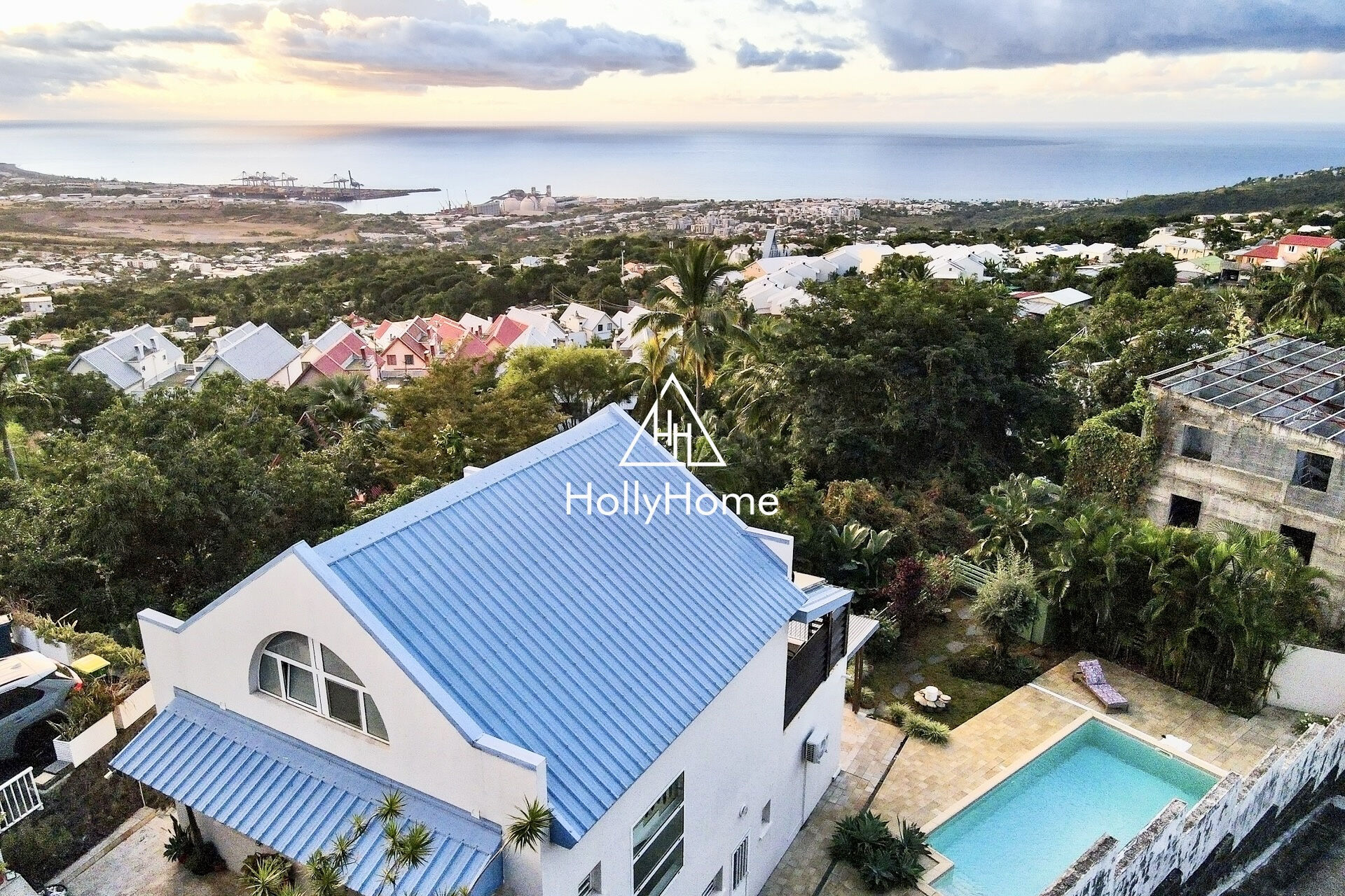 Photo 3 — HOLLYHOME