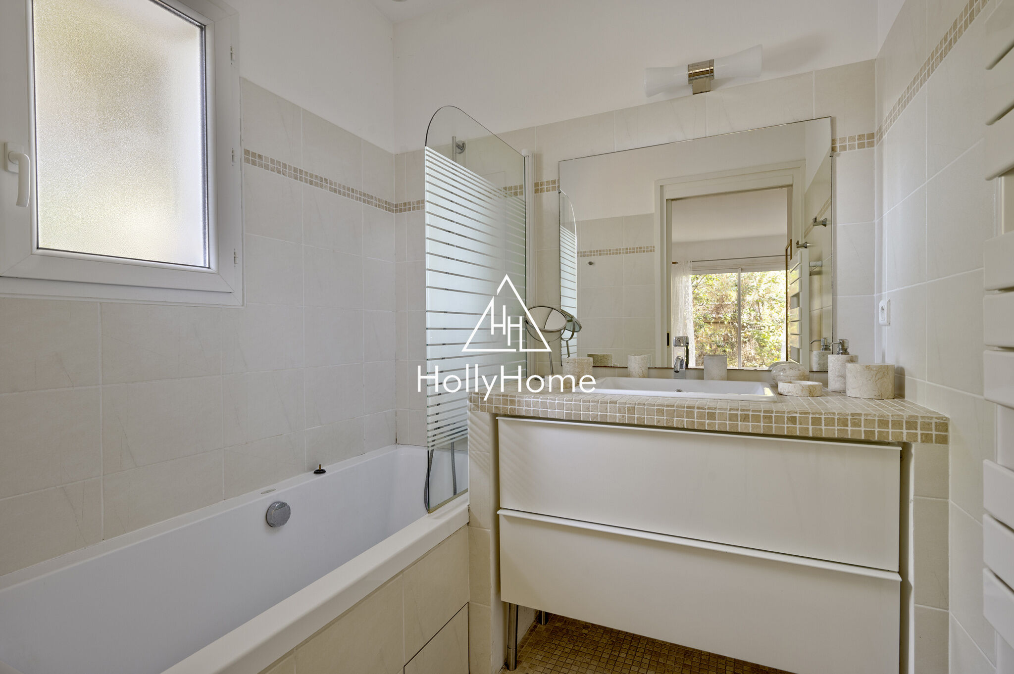 Photo 12 — HOLLYHOME