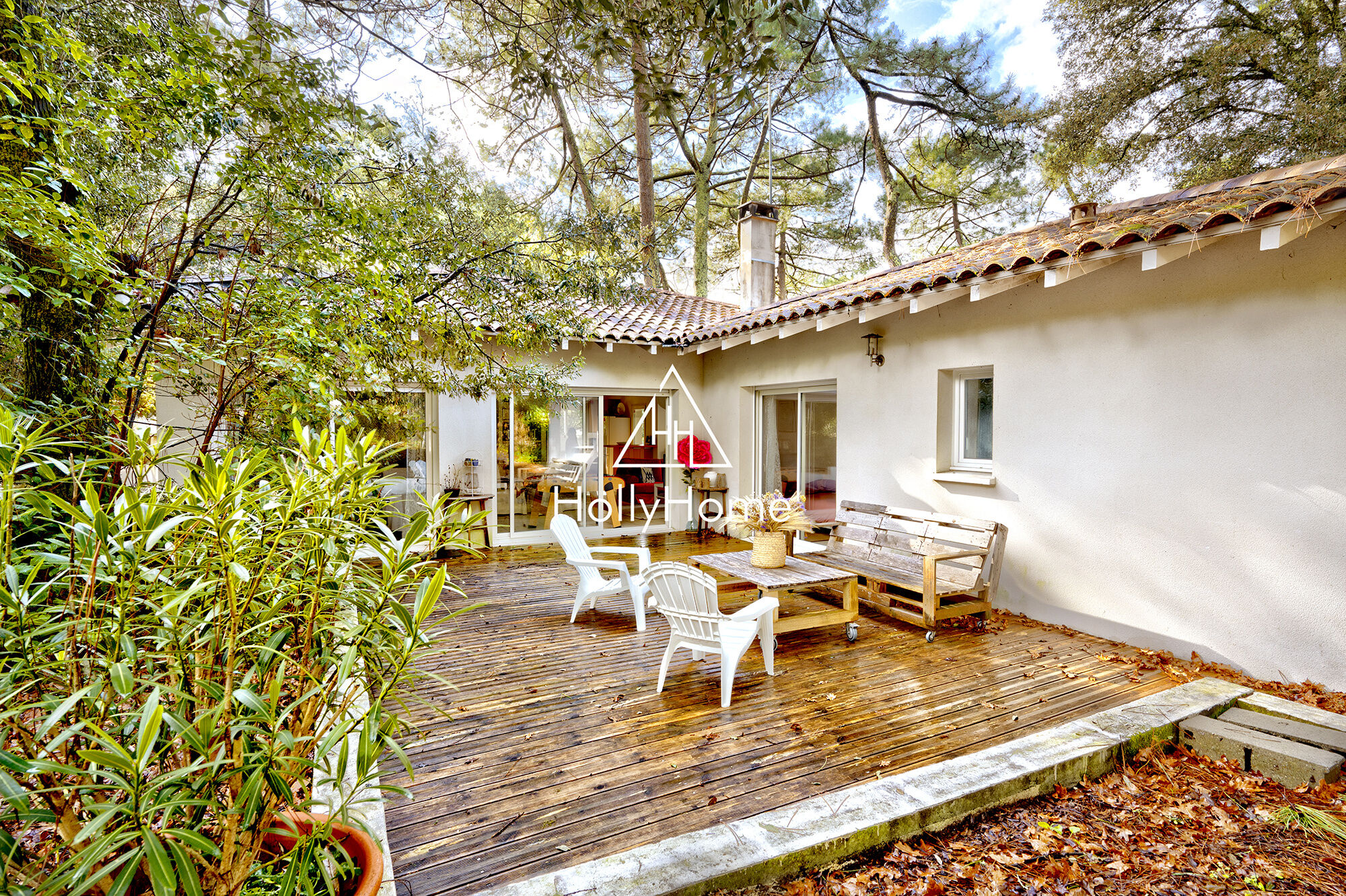 Photo 4 — HOLLYHOME