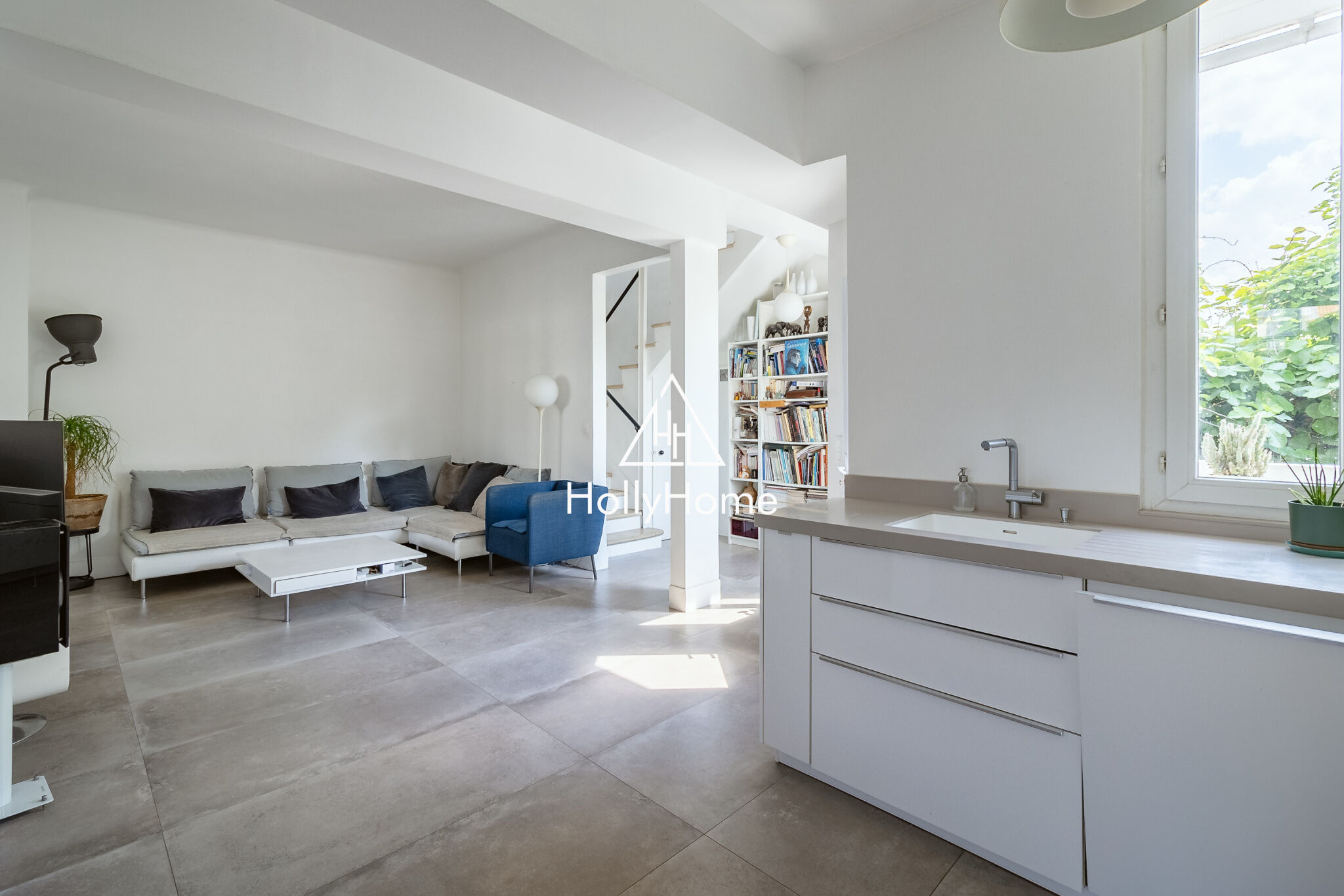 Photo 4 — HOLLYHOME