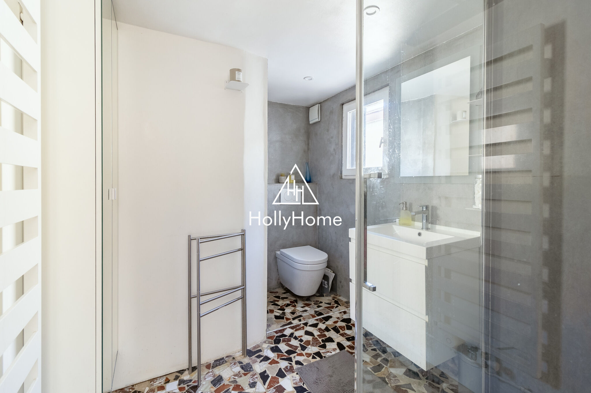 Photo 11 — HOLLYHOME