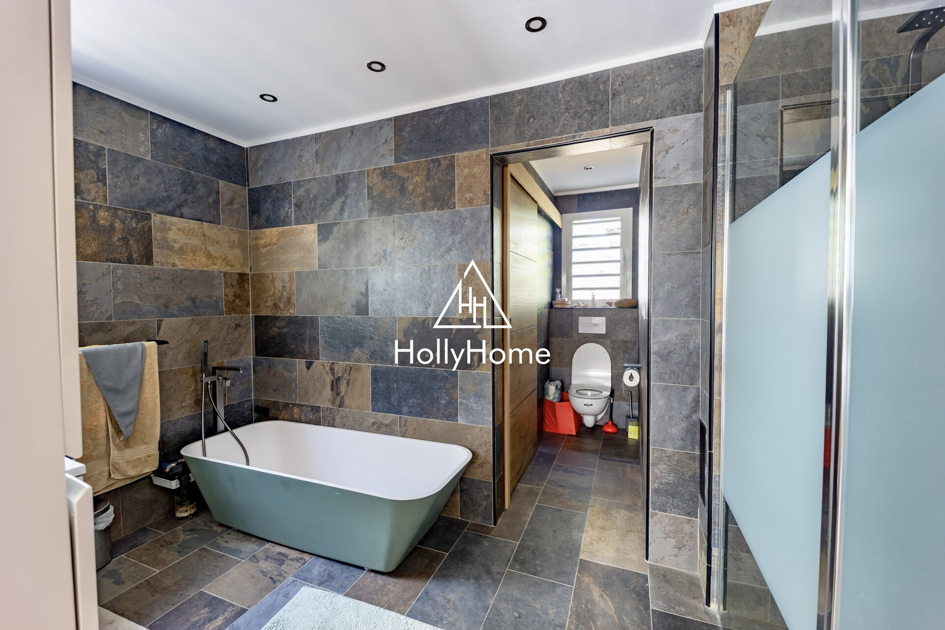 Photo 13 — HOLLYHOME