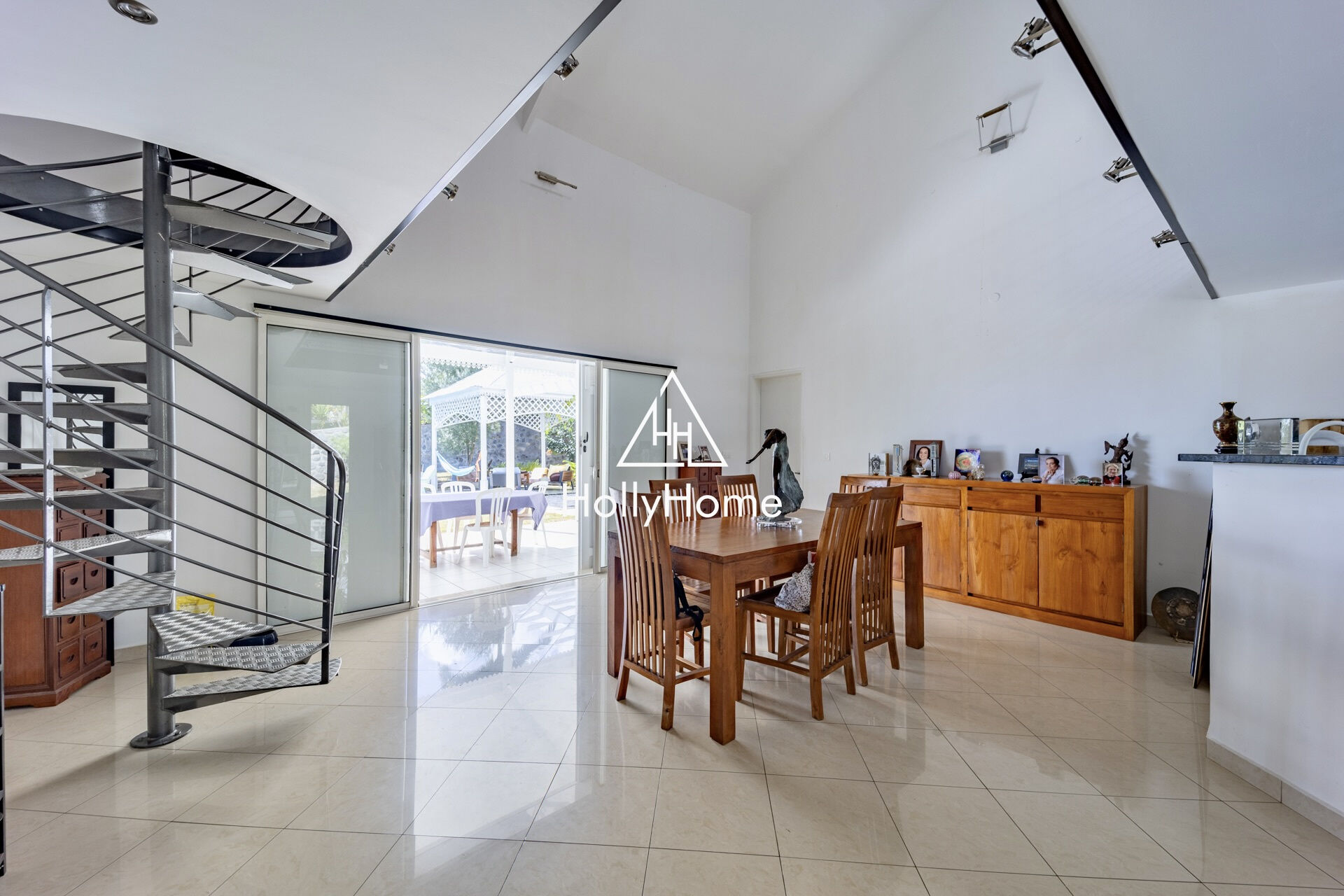 Photo 5 — HOLLYHOME
