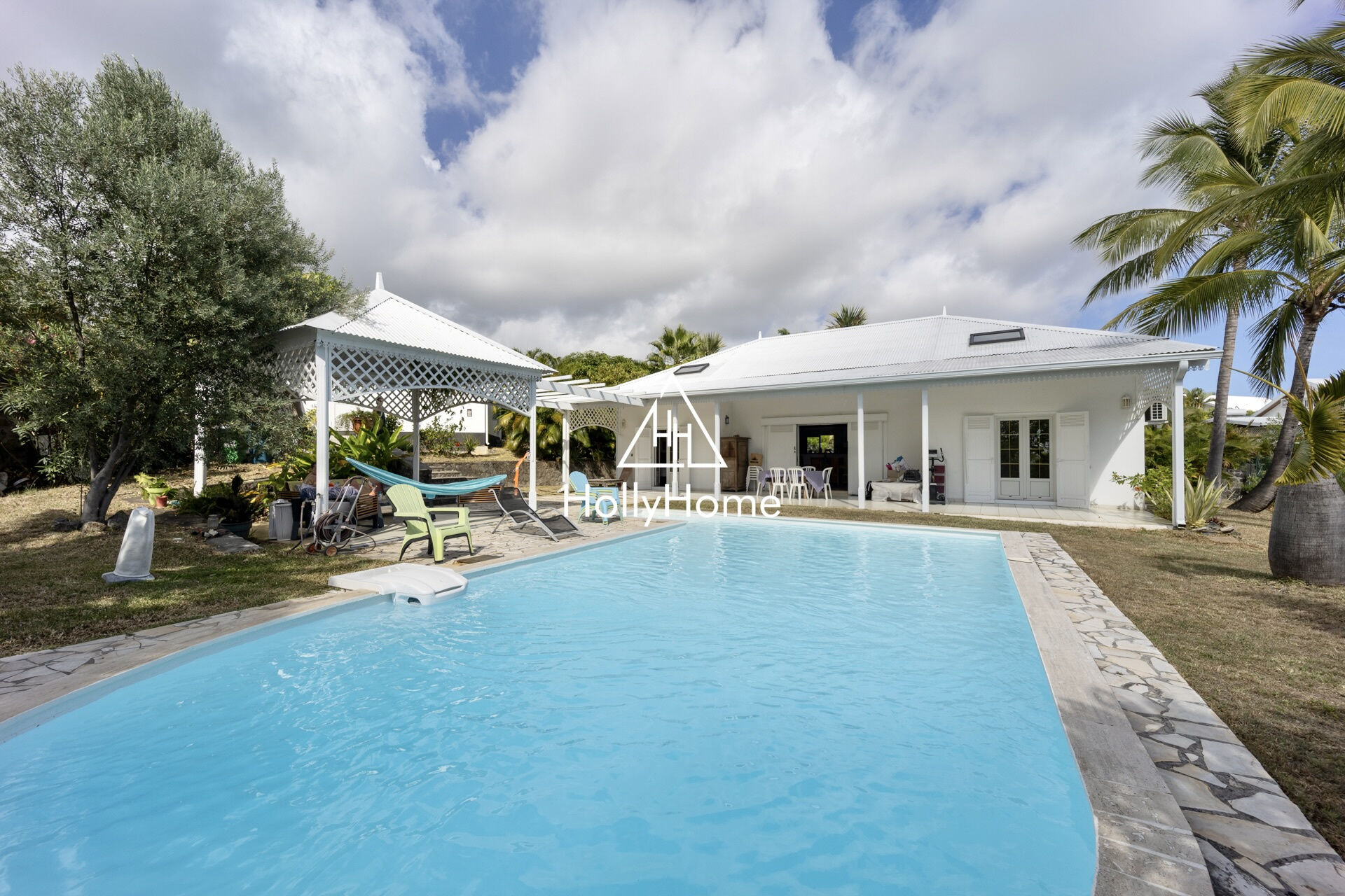 Photo 3 — HOLLYHOME