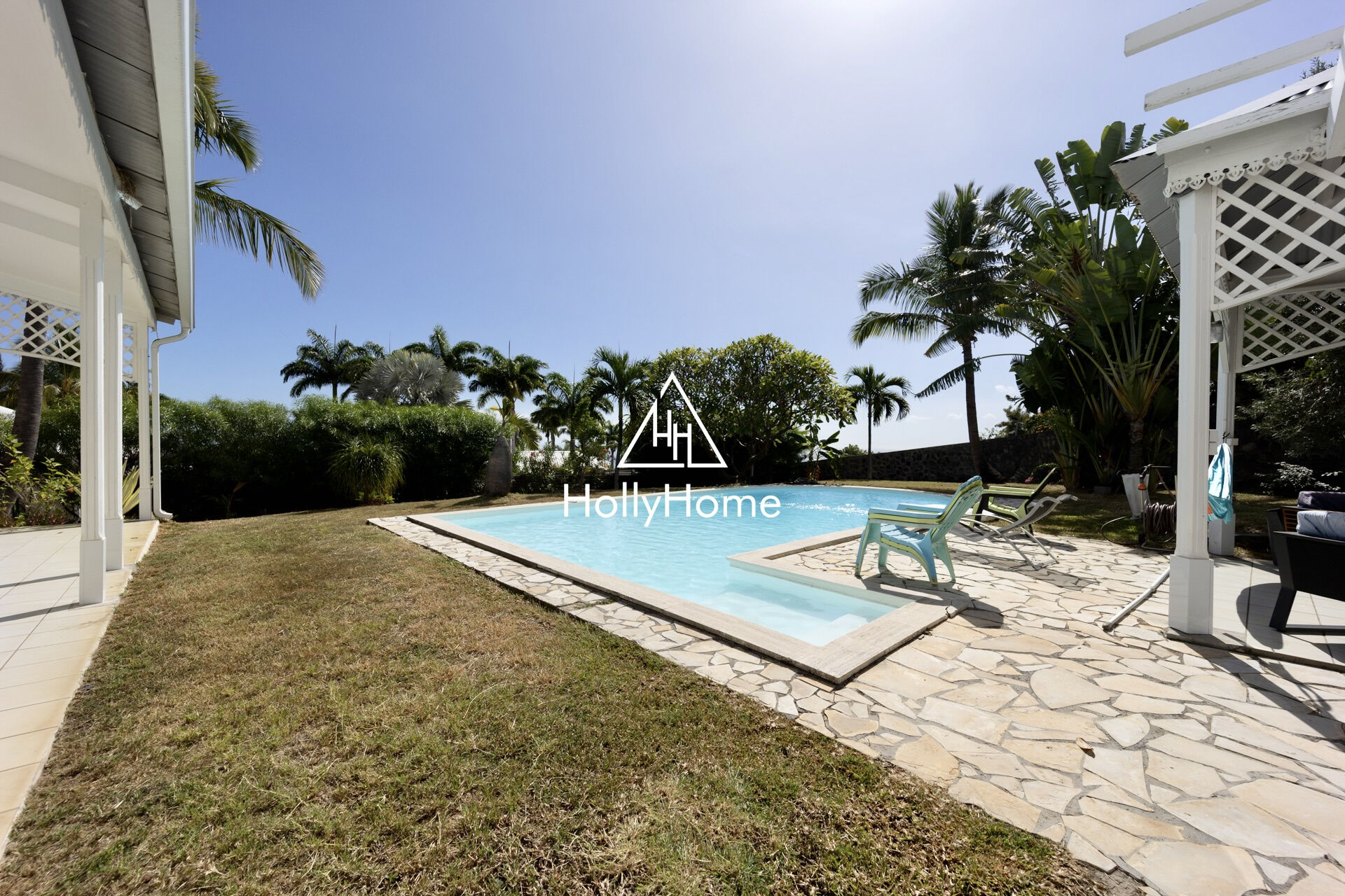 Photo 2 — HOLLYHOME