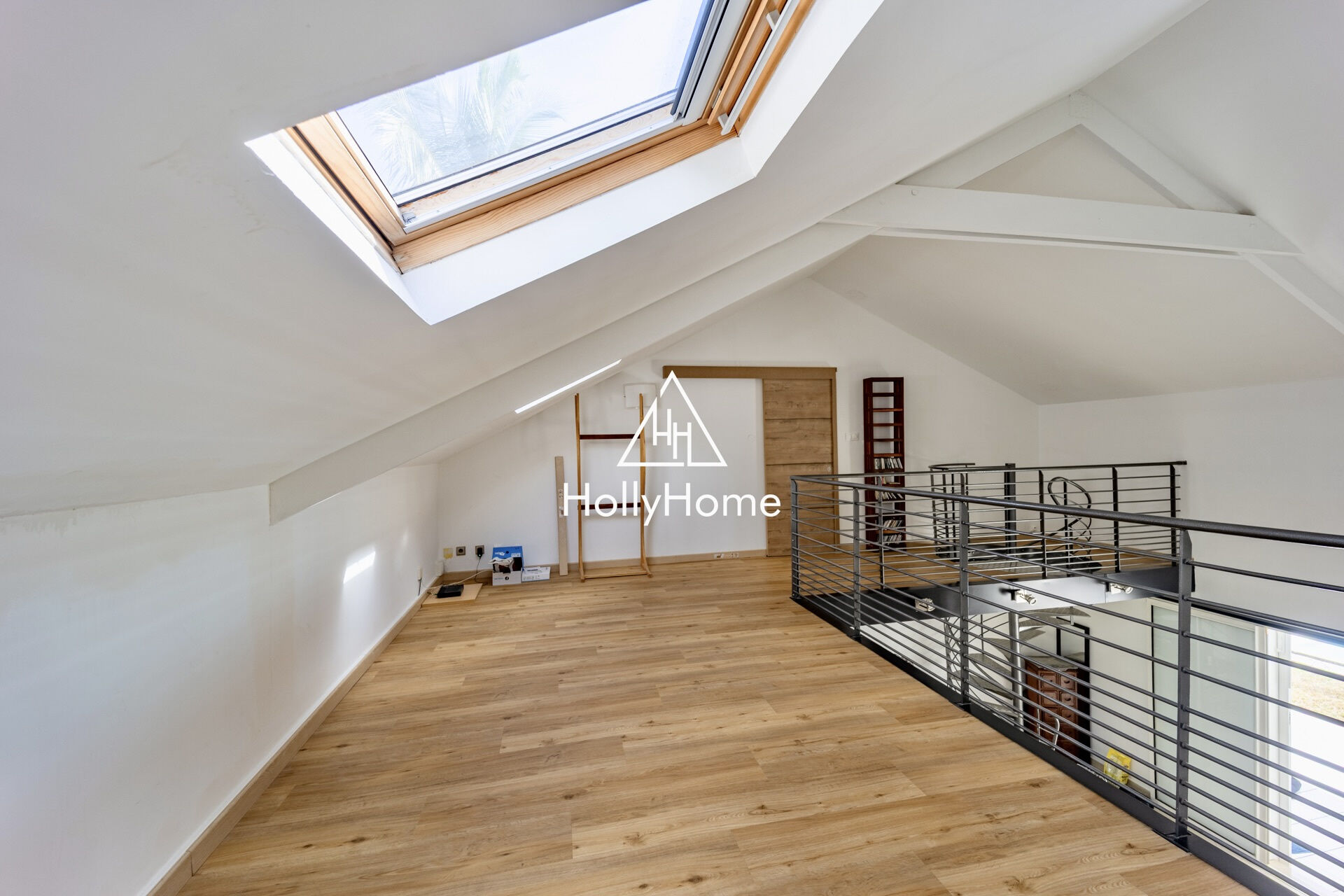 Photo 10 — HOLLYHOME