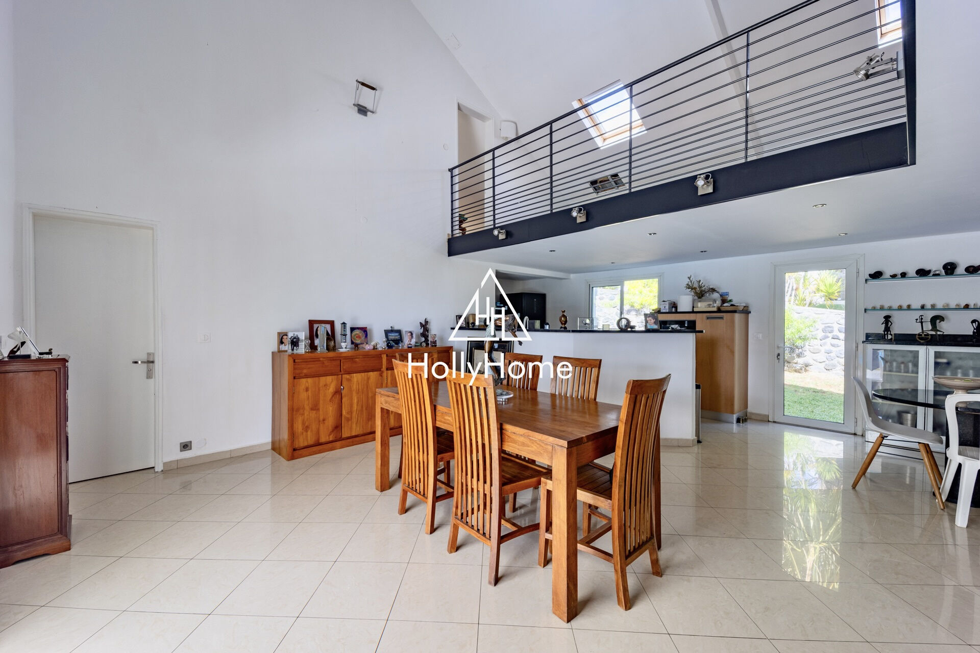 Photo 6 — HOLLYHOME