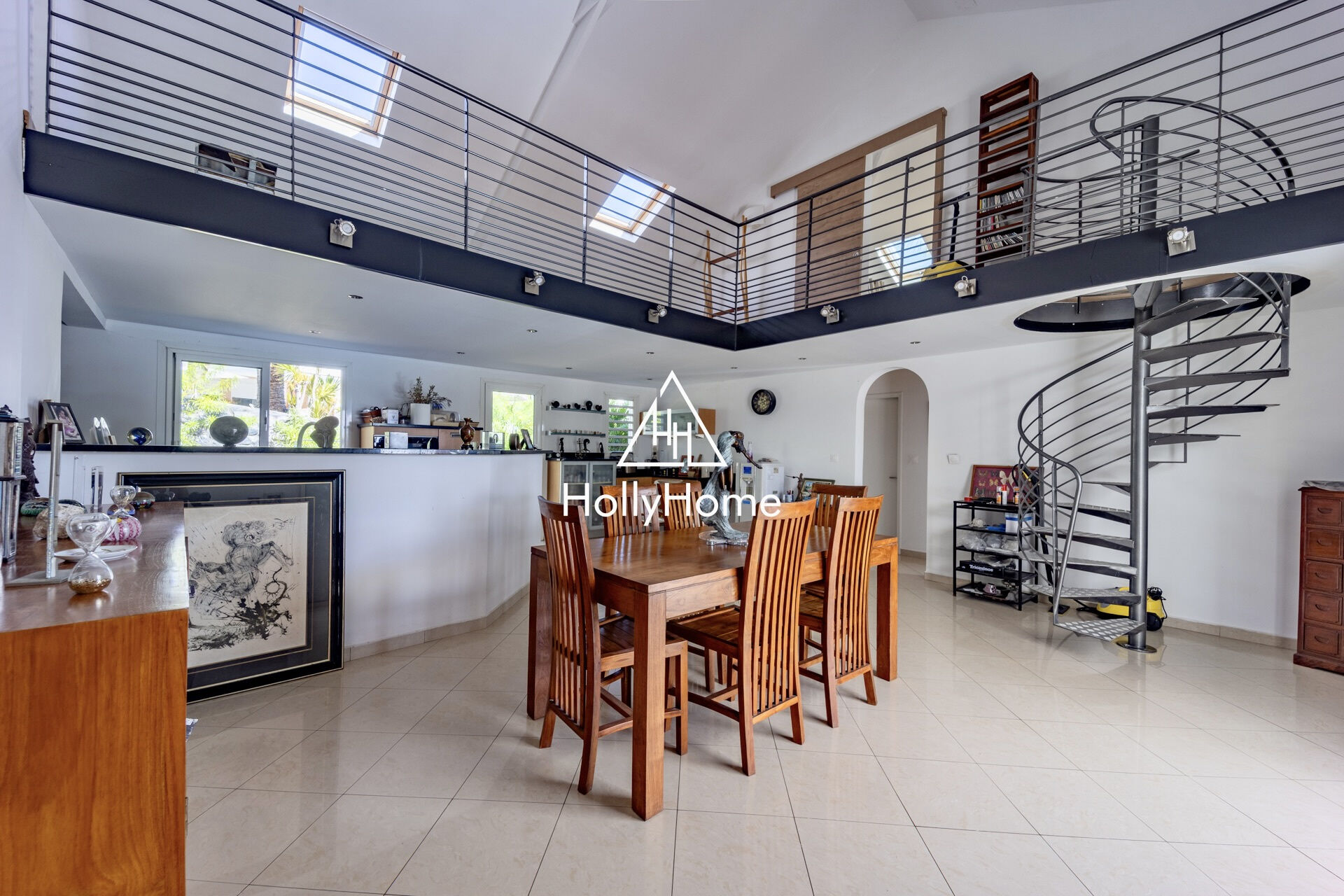Photo 4 — HOLLYHOME