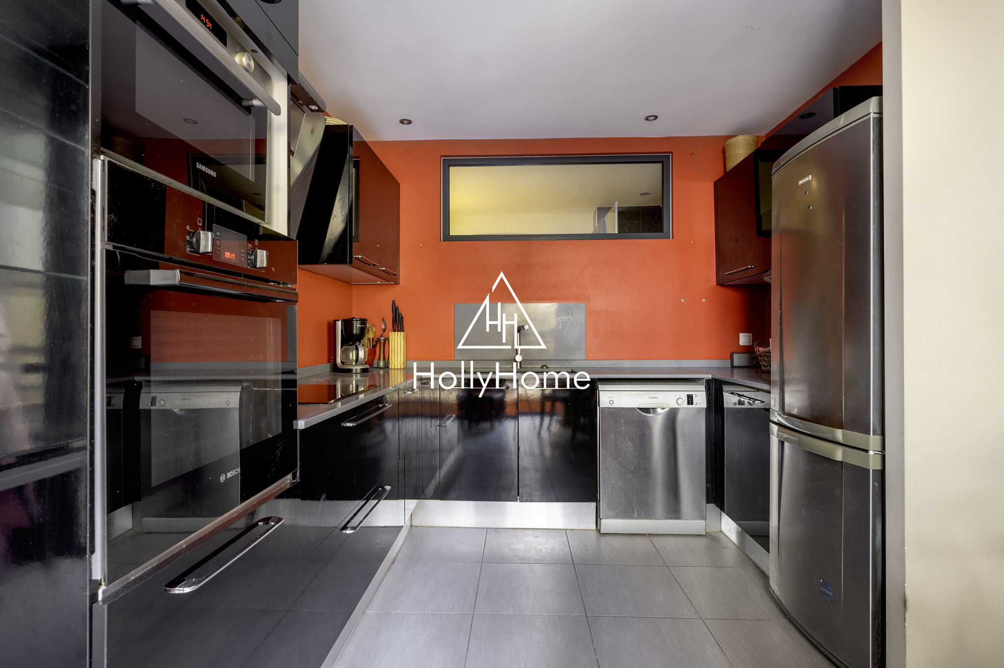 Photo 4 — HOLLYHOME