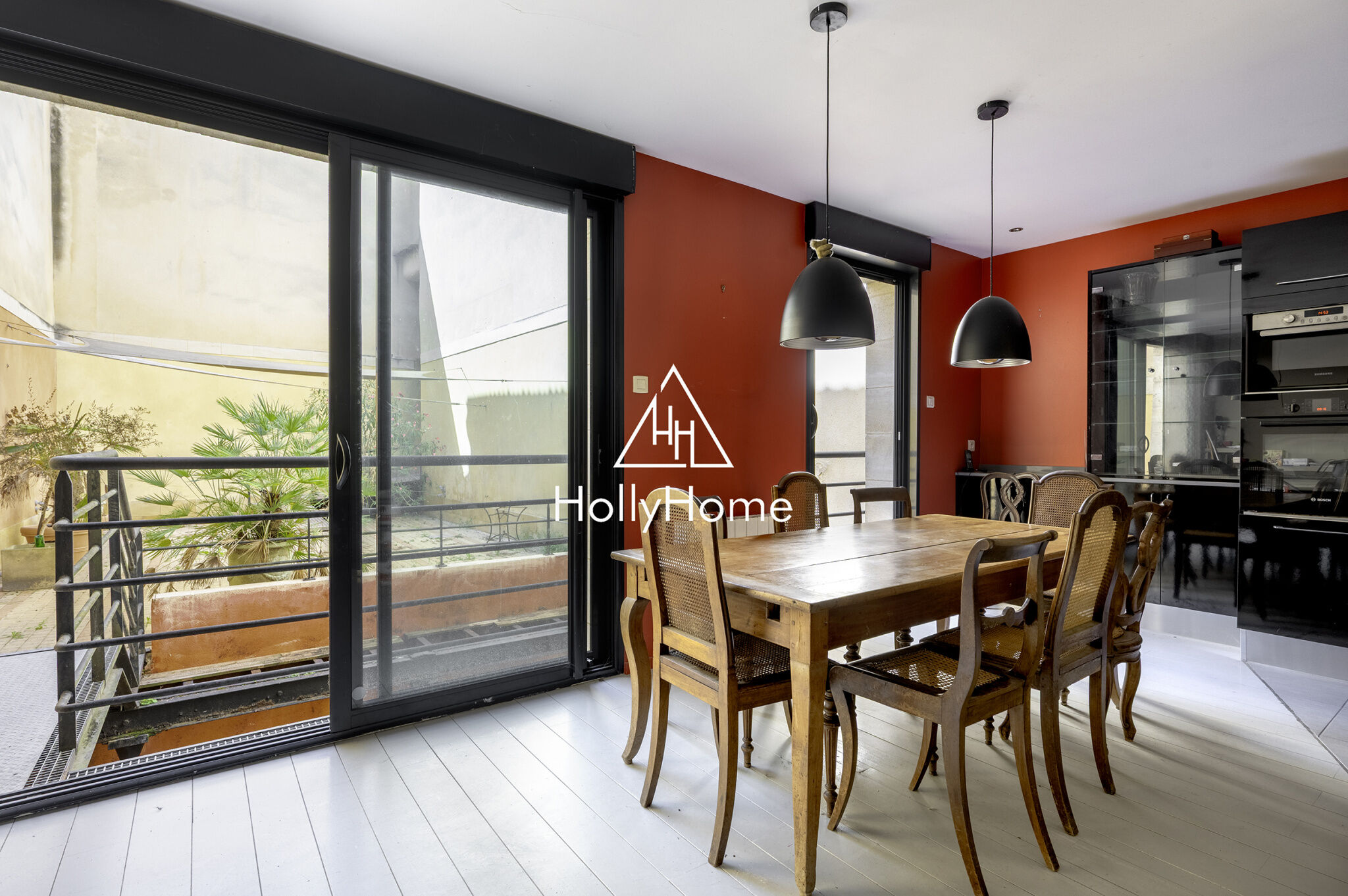 Photo 2 — HOLLYHOME
