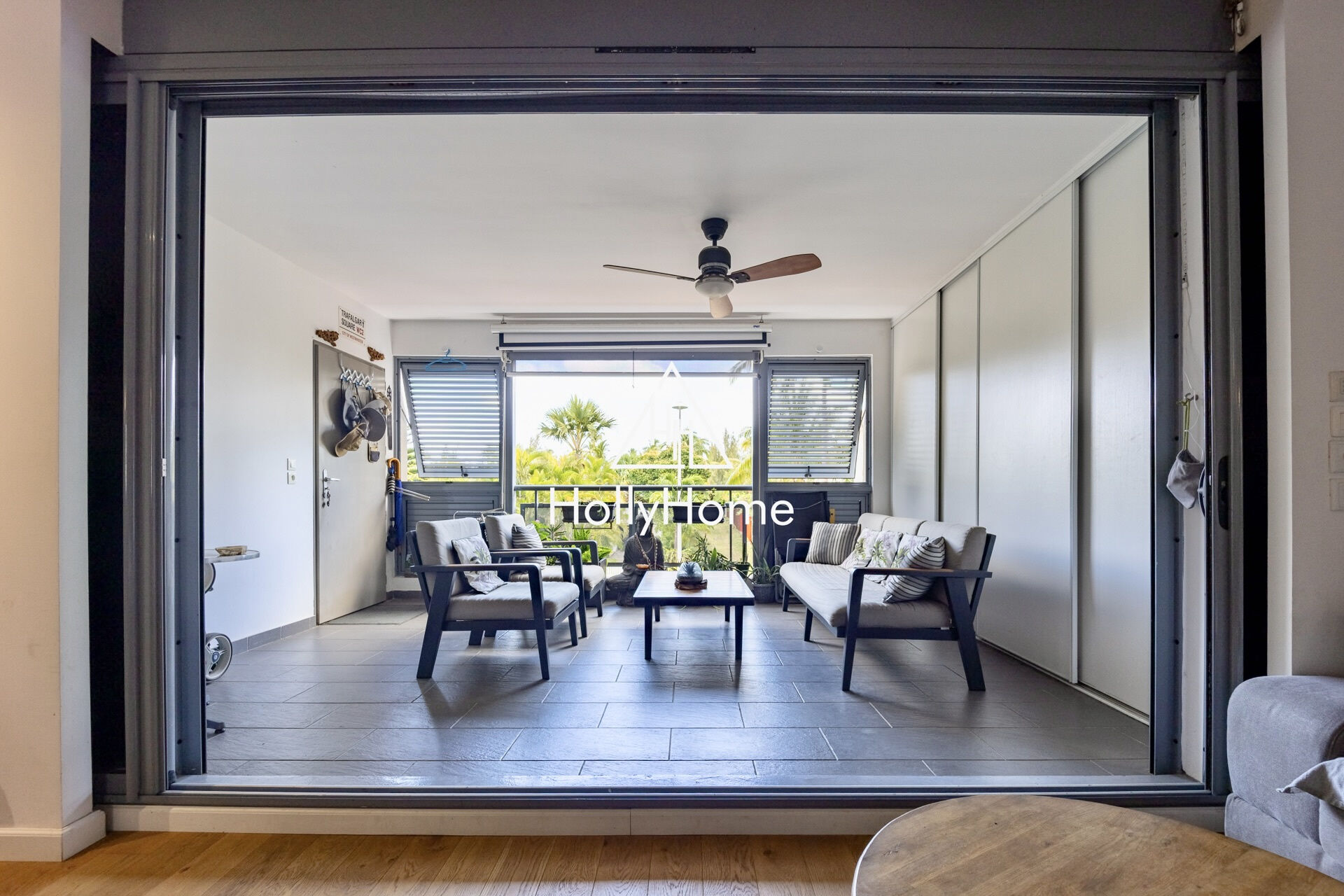 Photo 2 — HOLLYHOME