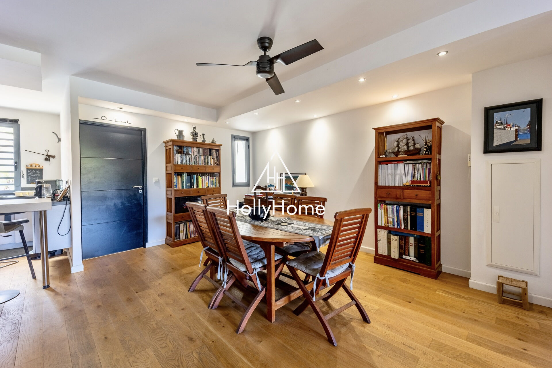 Photo 3 — HOLLYHOME
