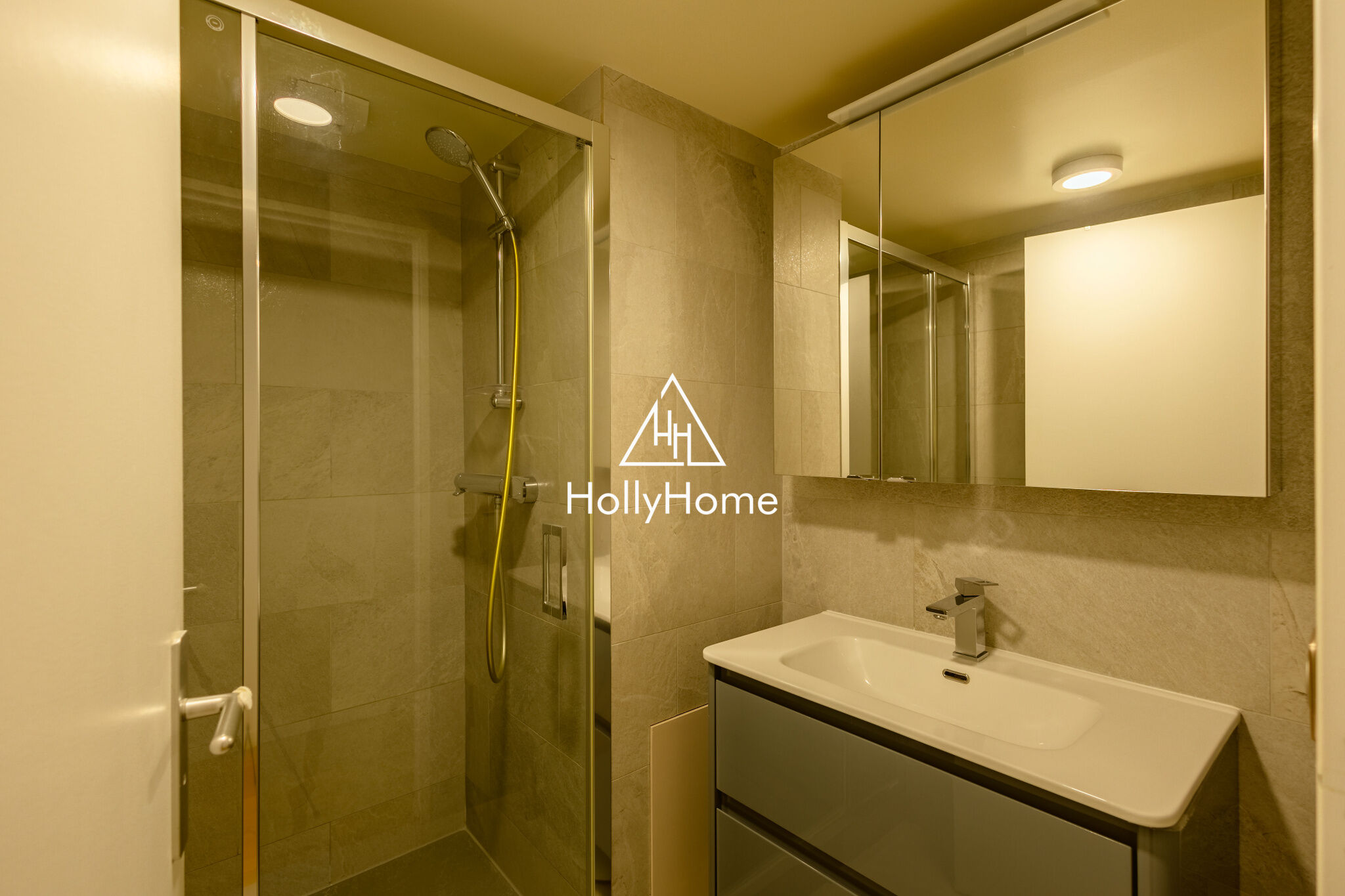 Photo 14 — HOLLYHOME