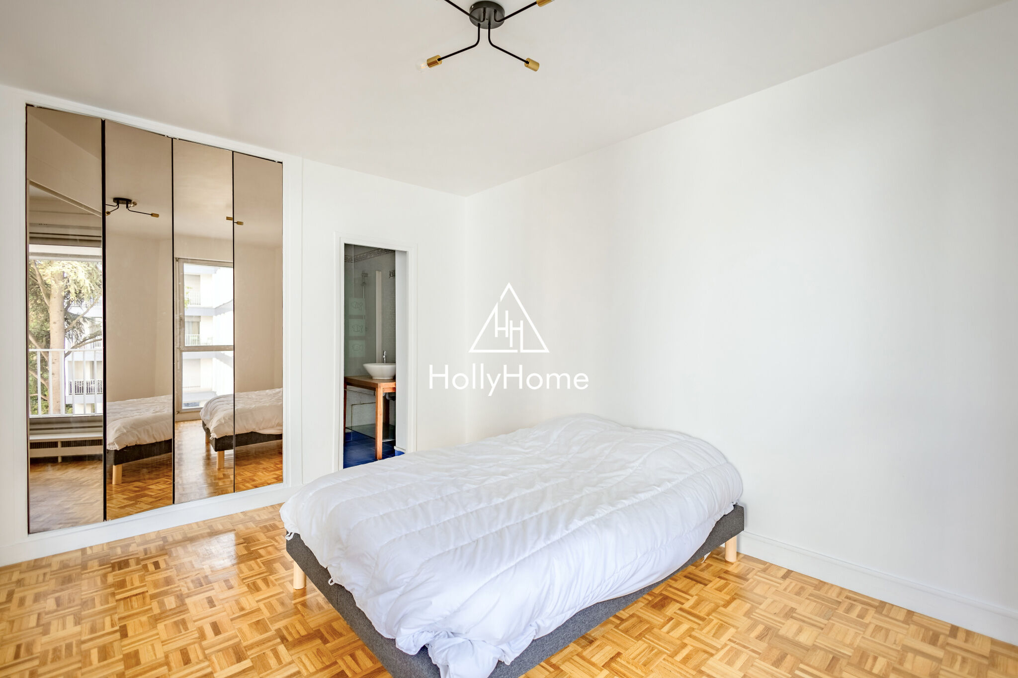 Photo 6 — HOLLYHOME