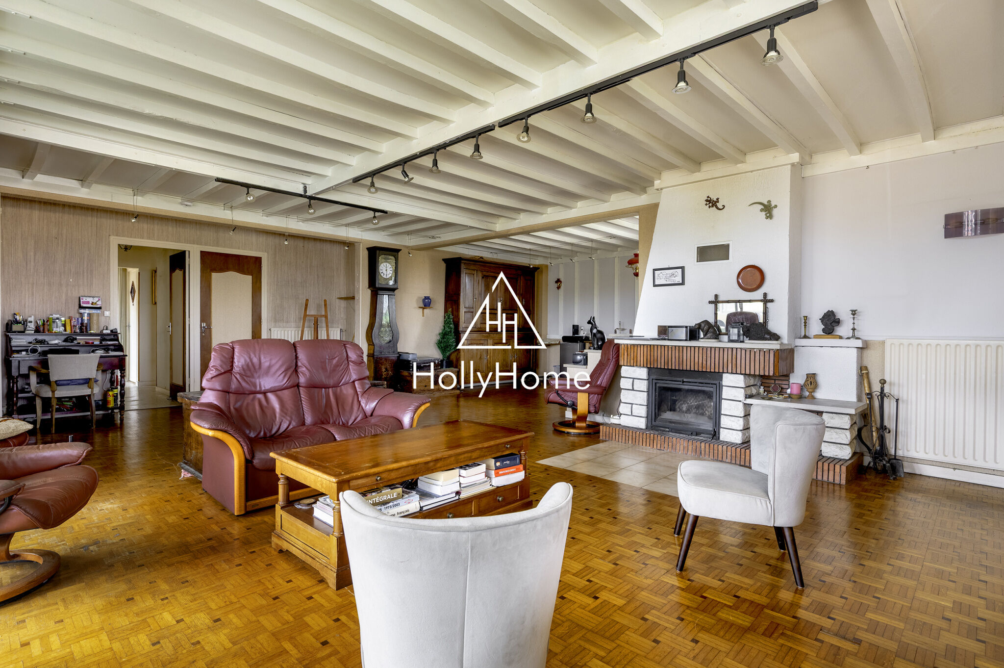 Photo 2 — HOLLYHOME