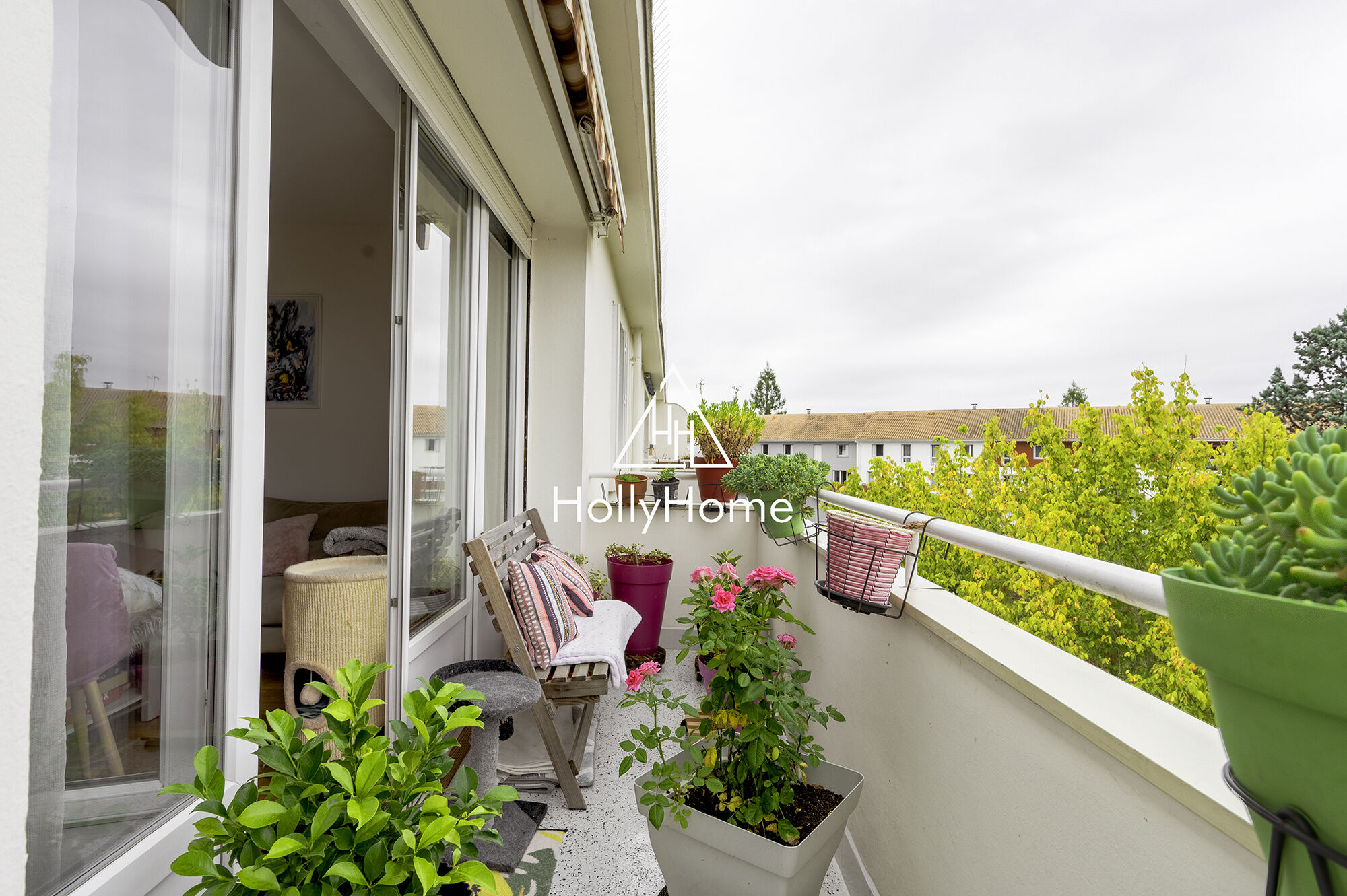 Photo 2 — HOLLYHOME