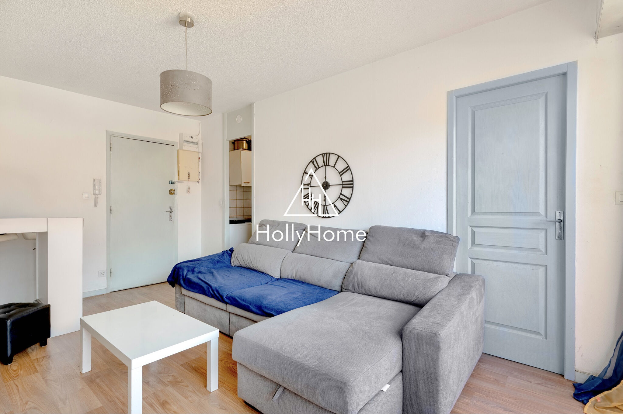 Photo 2 — HOLLYHOME