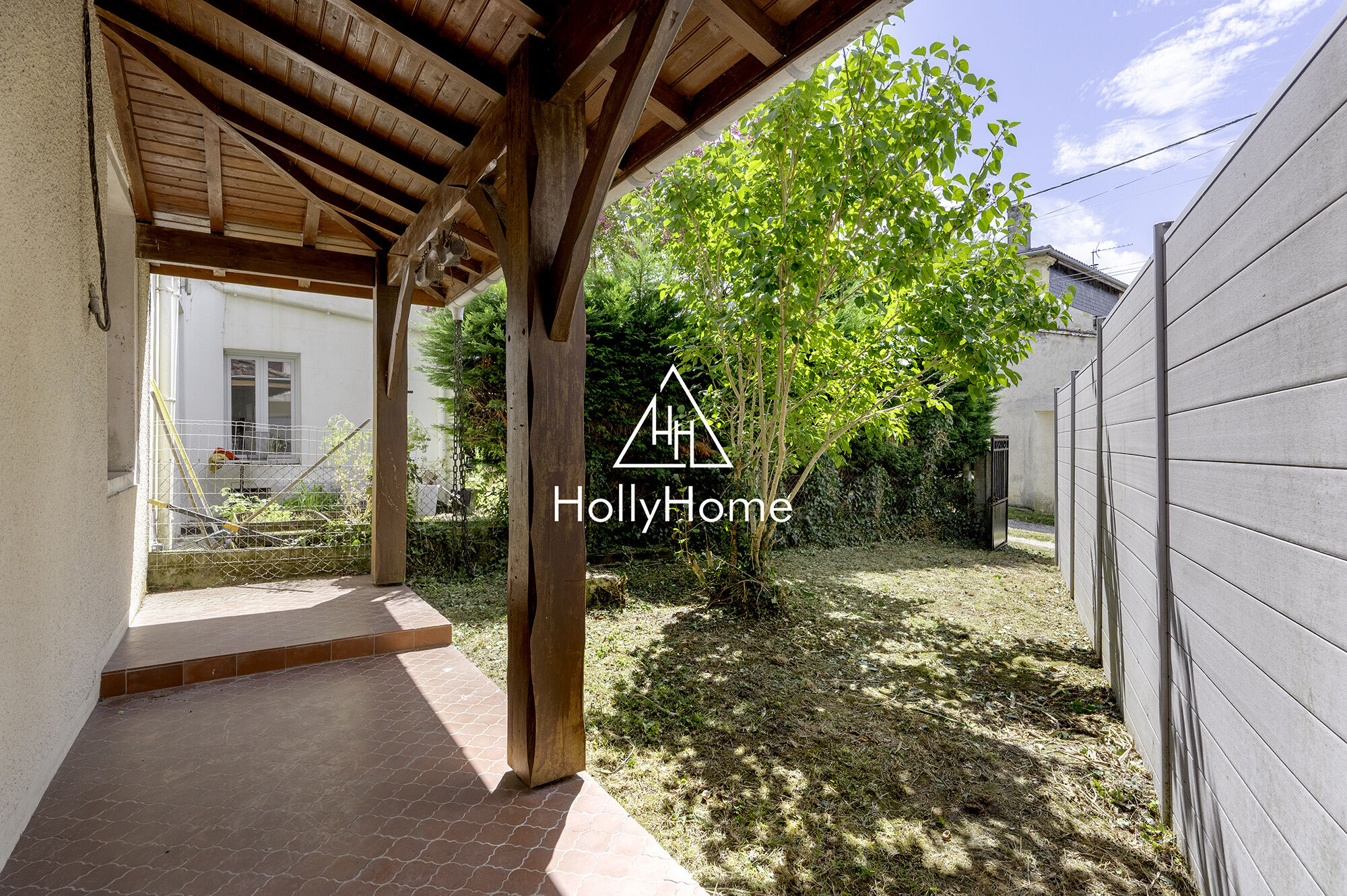 Photo 2 — HOLLYHOME