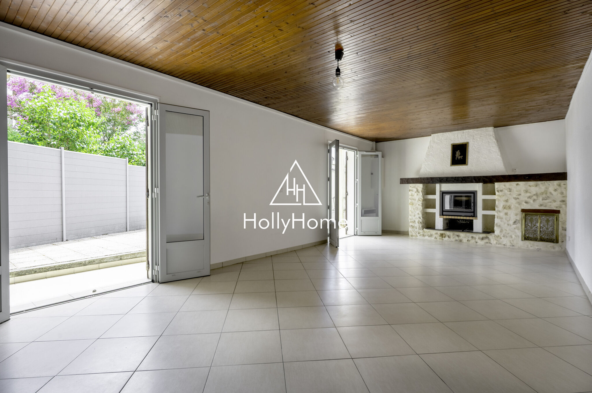 Photo 5 — HOLLYHOME