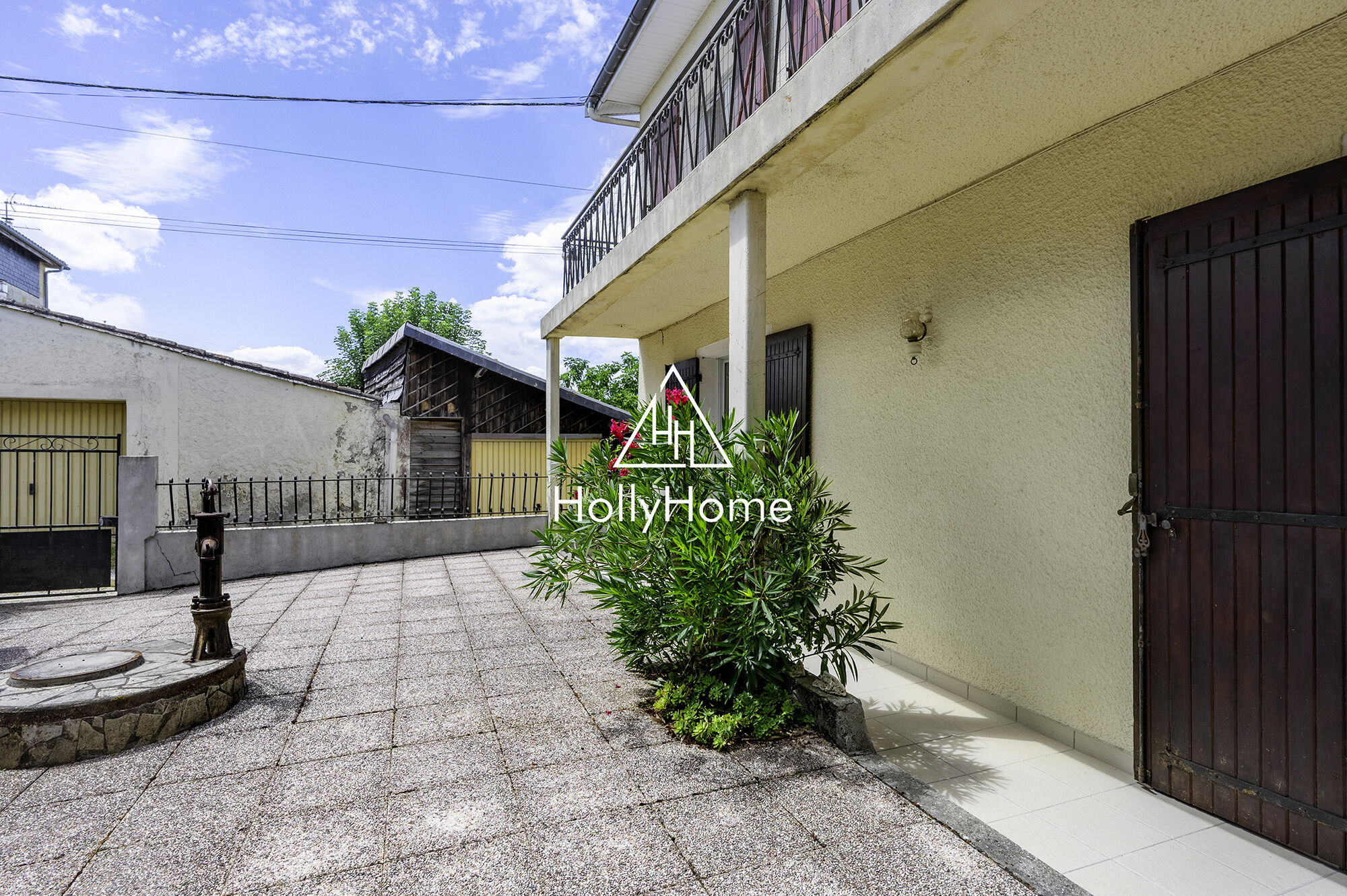 Photo 4 — HOLLYHOME