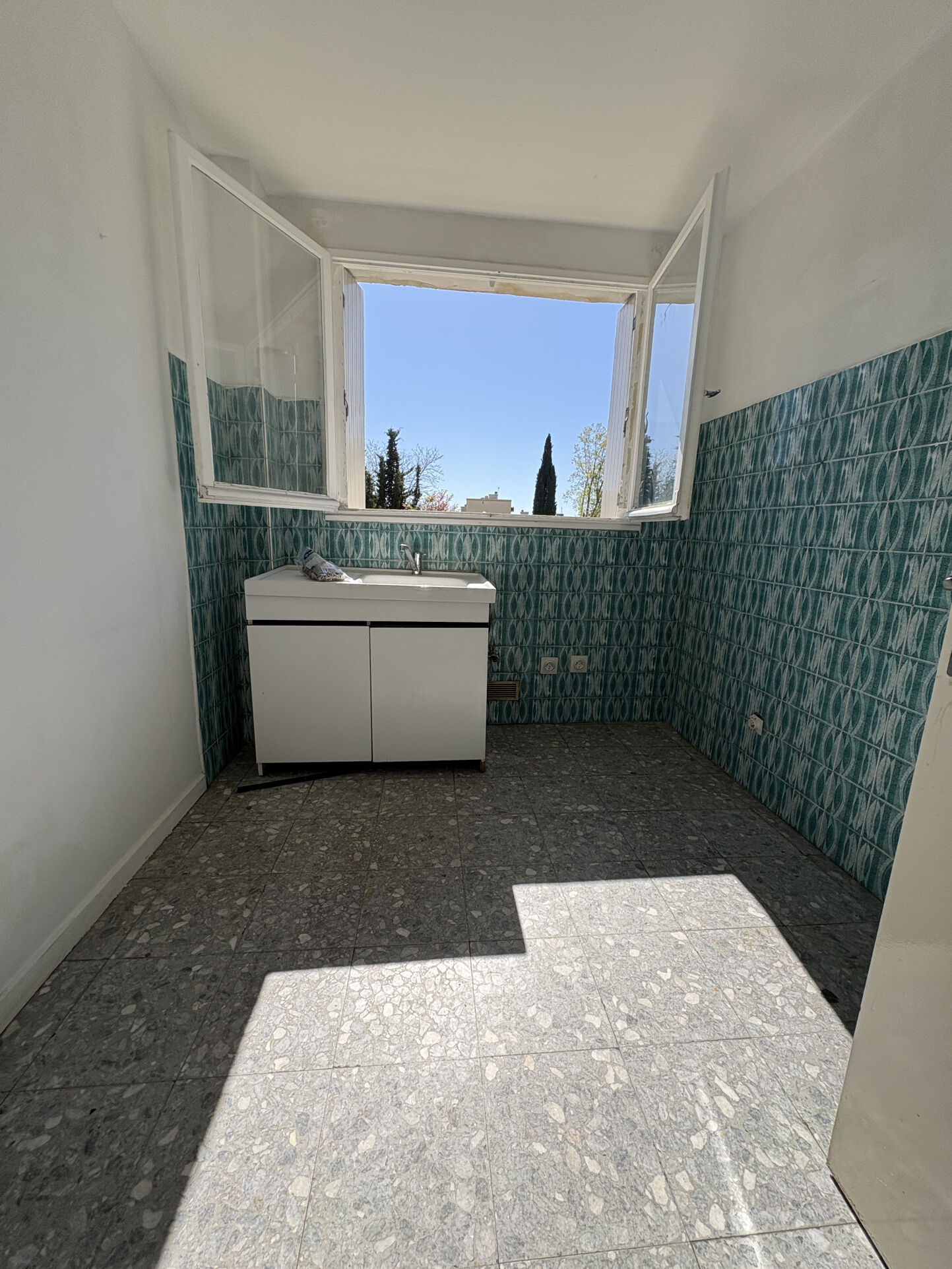 Photo 5 — CABINET CASTAN