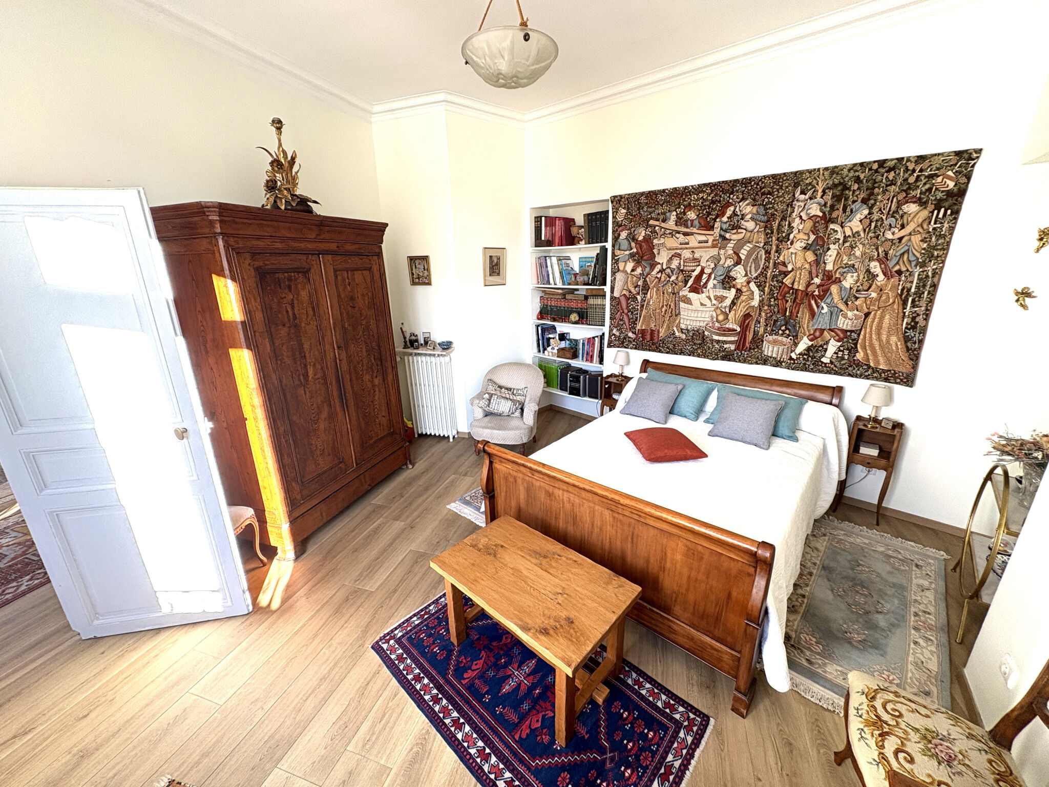 Photo 11 — CABINET CASTAN
