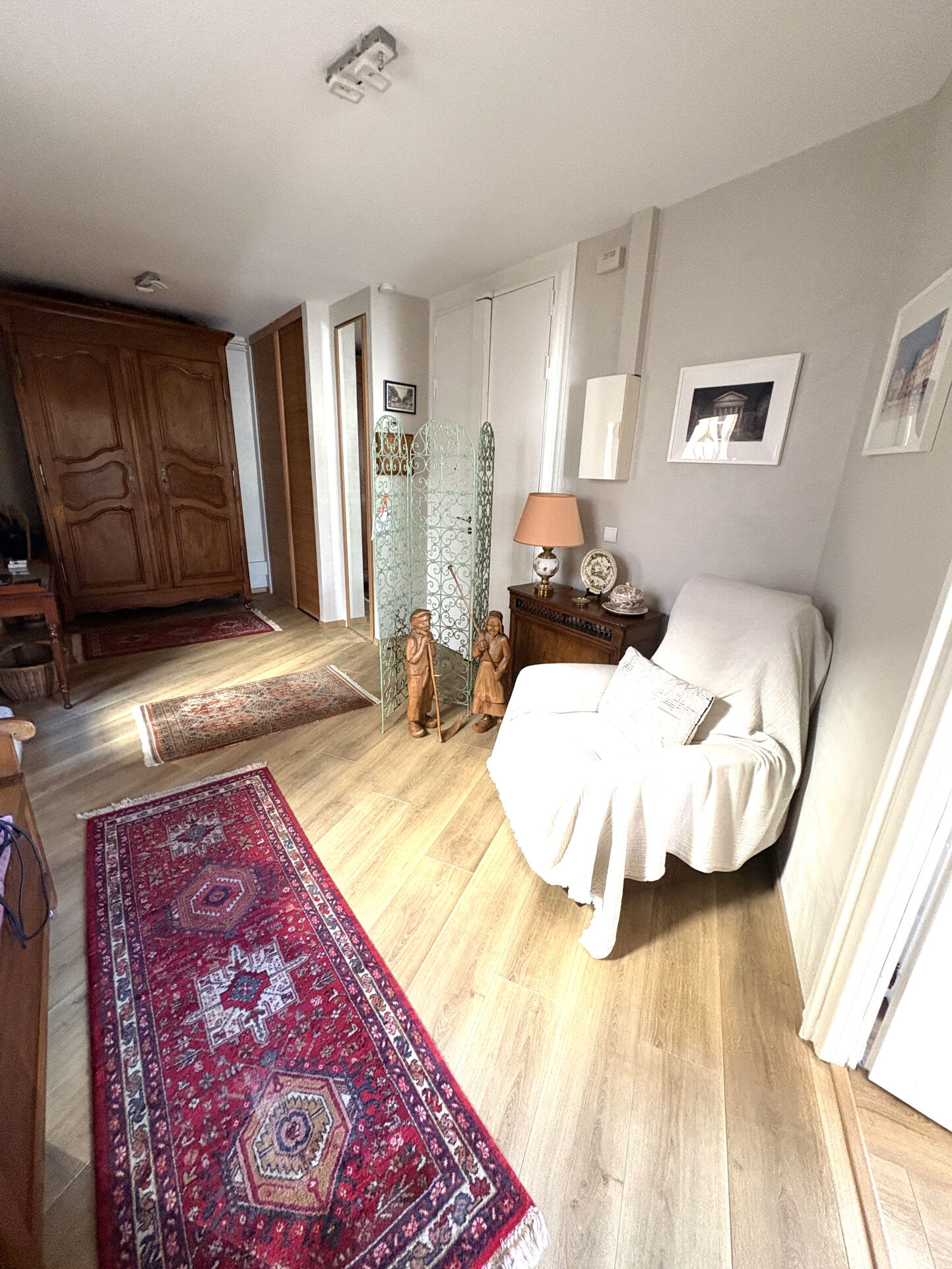 Photo 12 — CABINET CASTAN