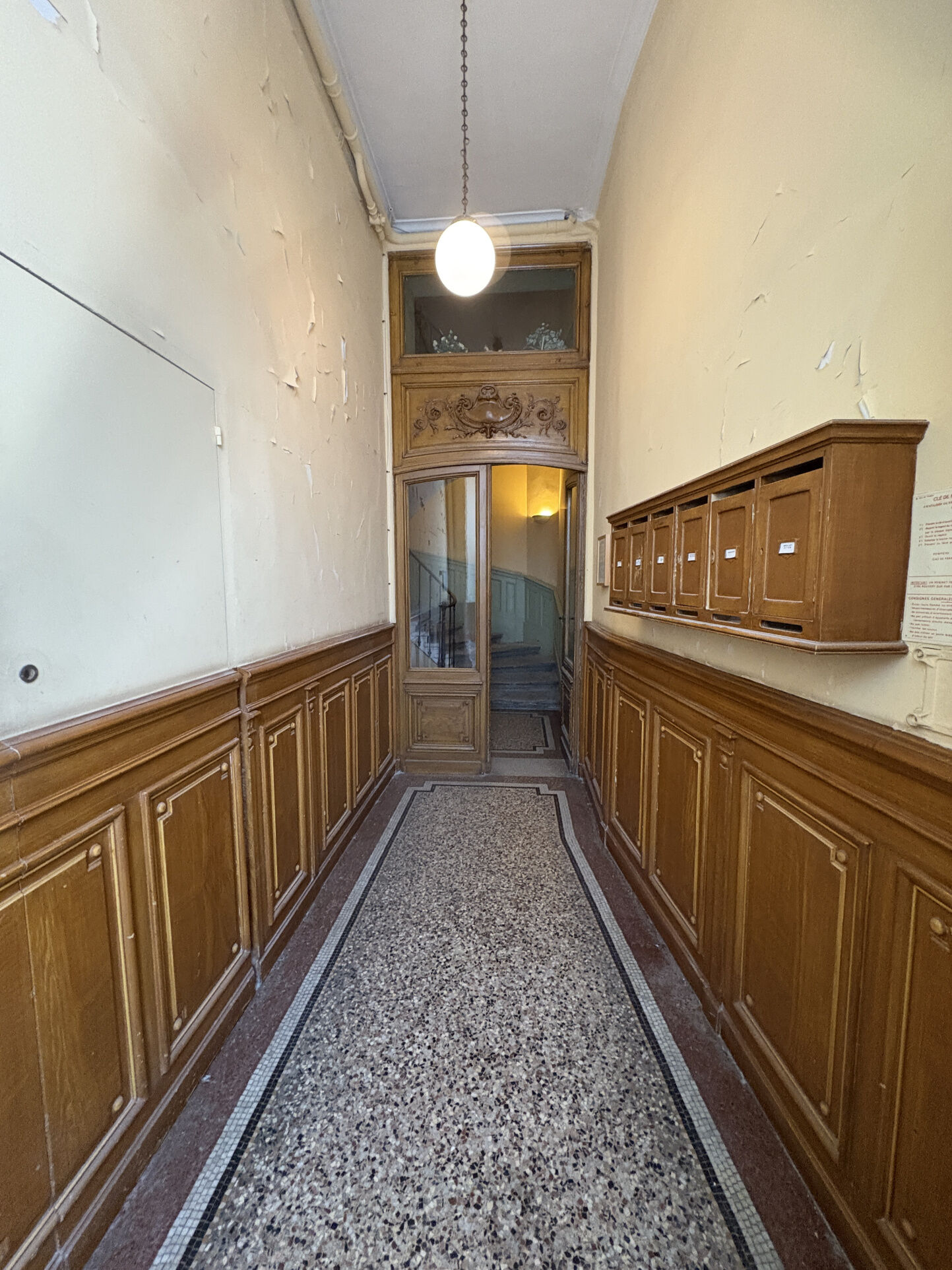 Photo 13 — CABINET CASTAN