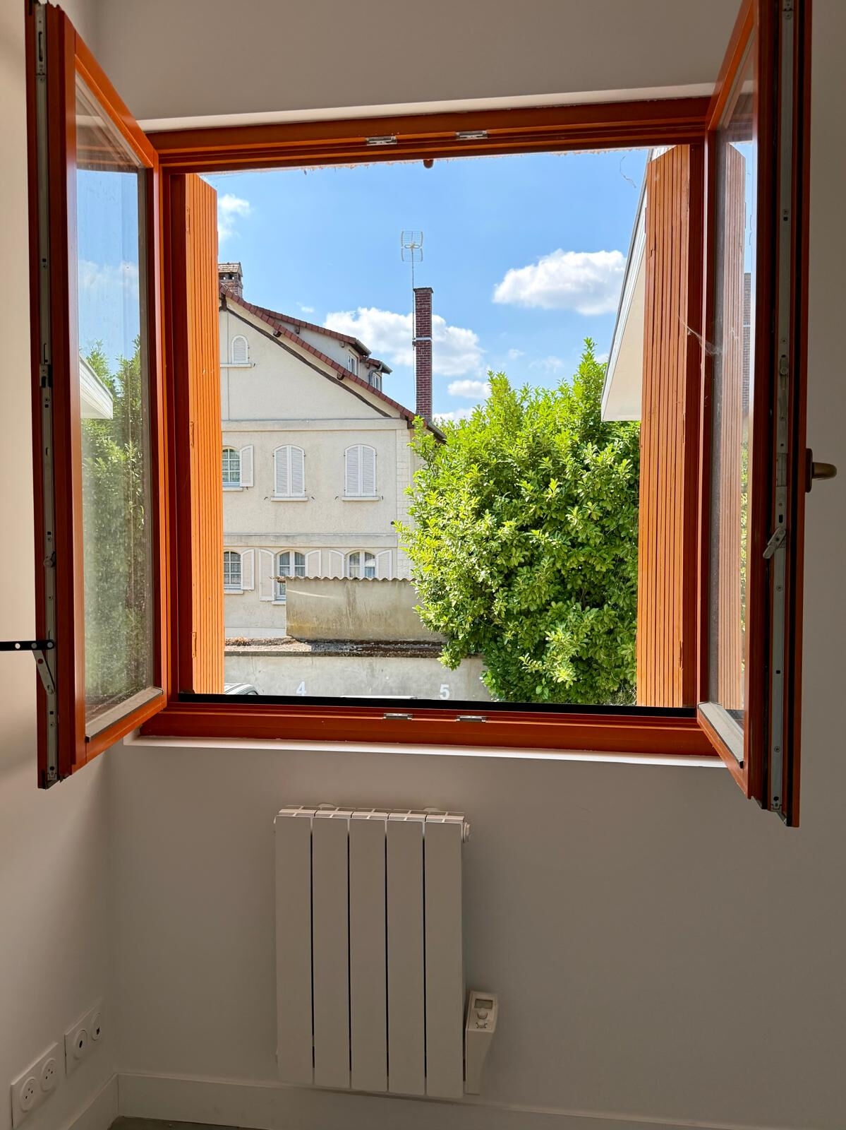 Photo 6 — CABINET CASTAN