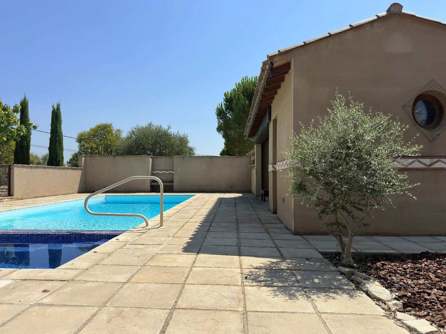 Photo 4 — AGENCE INTERNATIONALE ALBERT HONIG